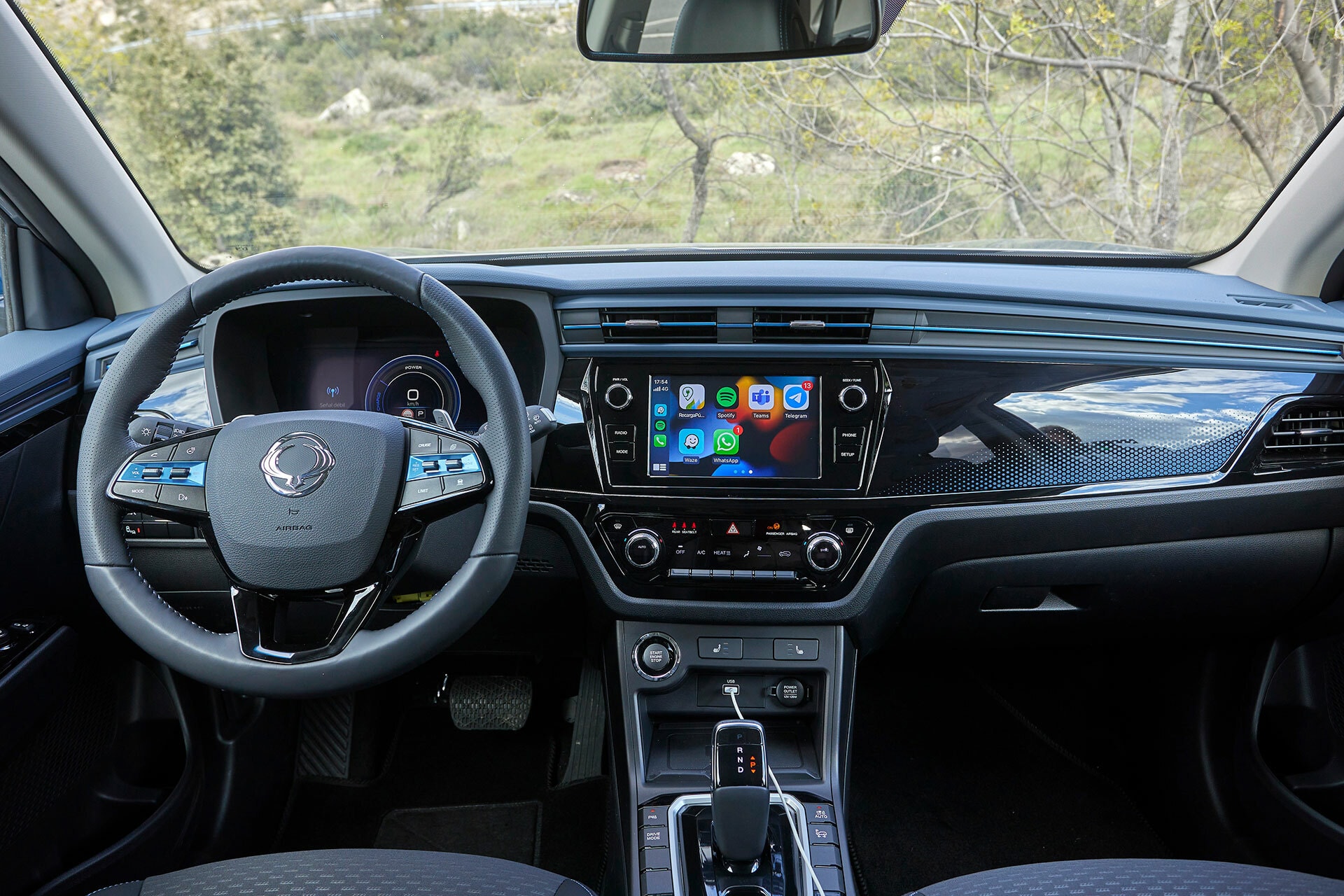 Vista del volante y sistema de infoentretenimiento del Korando.