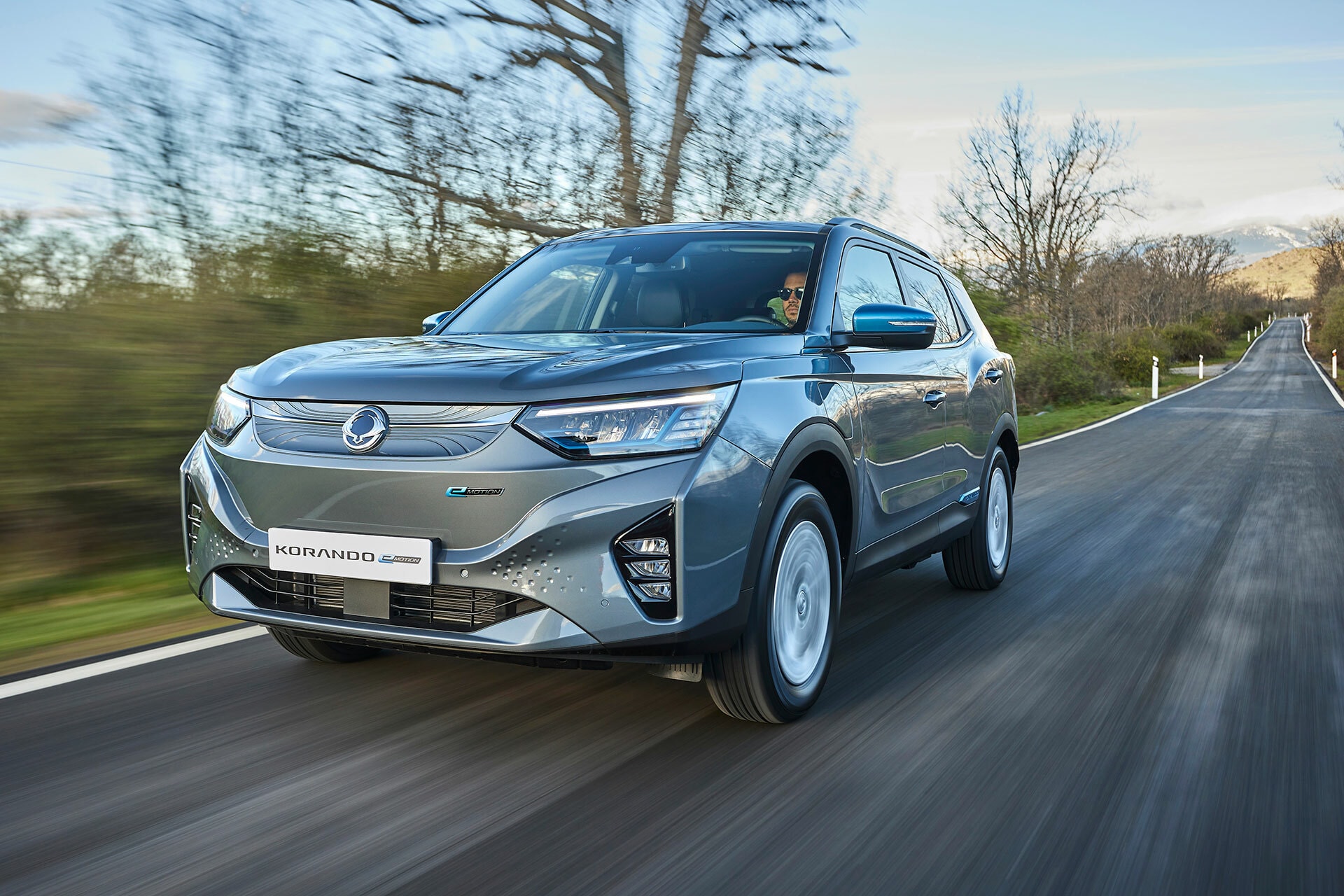 Imagen del SsangYong Korando circulando por carretera abierta