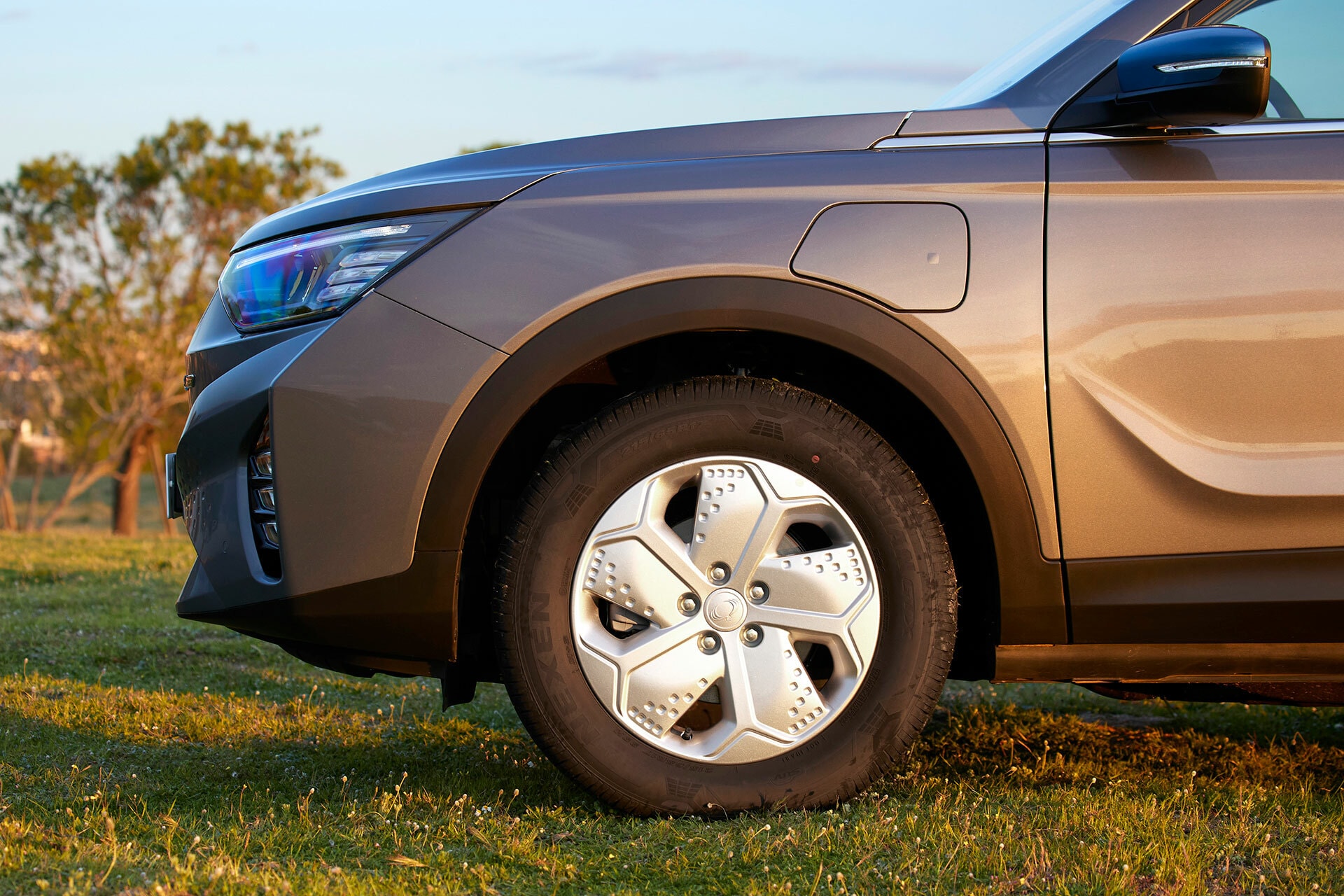 Llanta de aleación con diseño distintivo del Korando.
