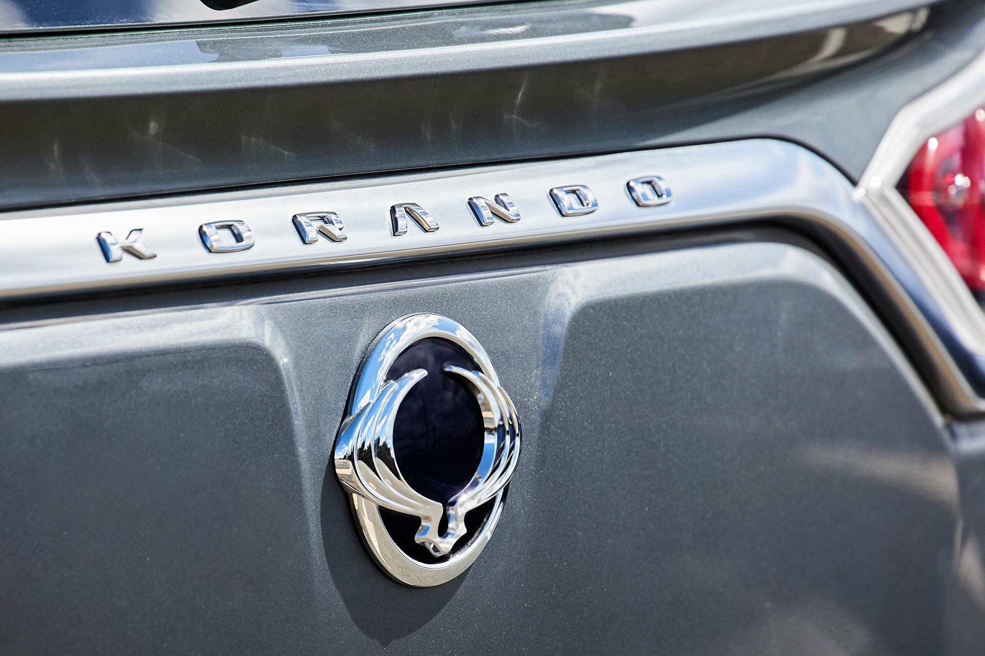 Imagen cercana del logotipo de SsangYong y el nombre 'KORANDO' en la zaga