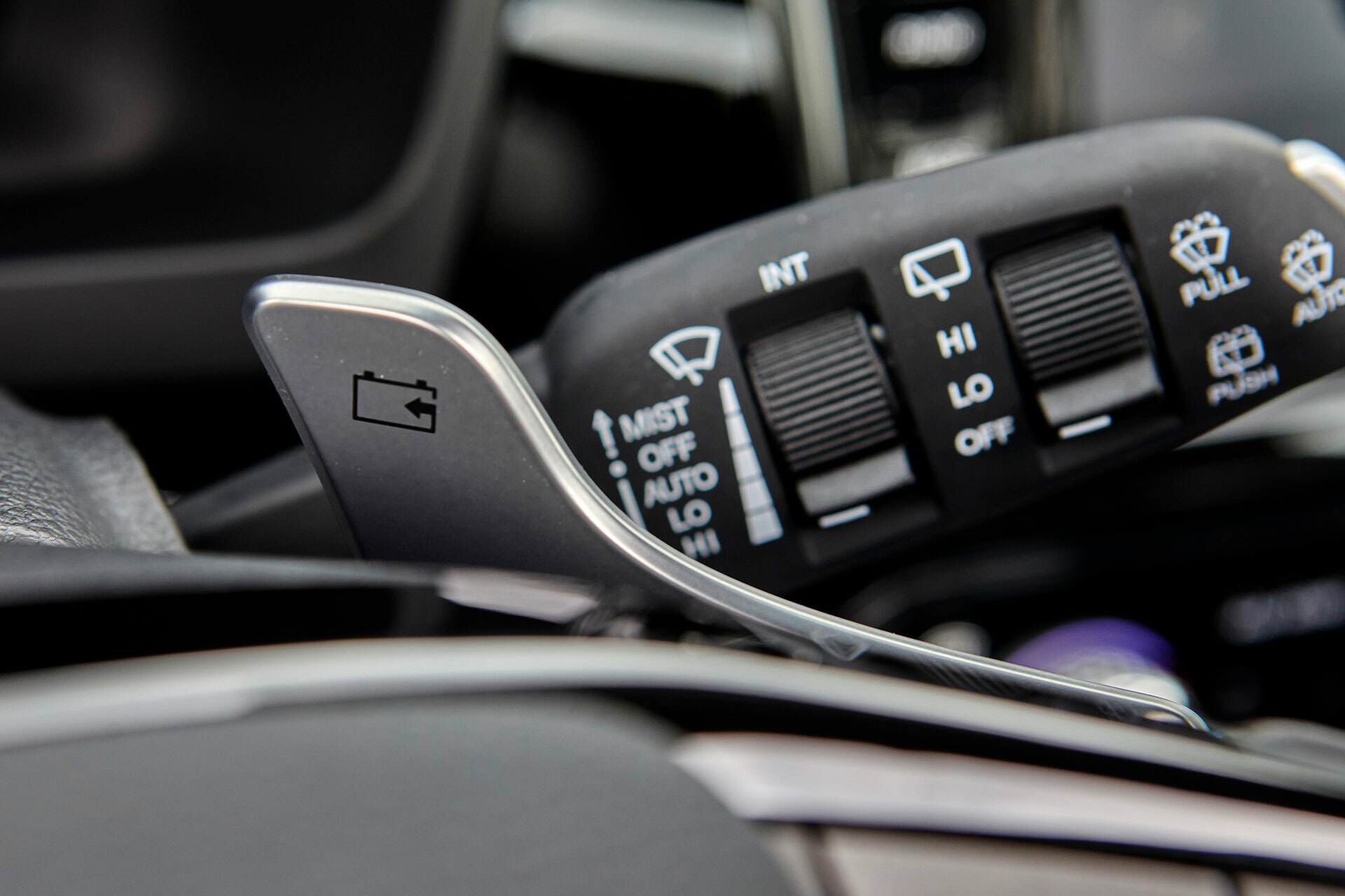 Detalle de los mandos en el volante para luces e intermitentes.