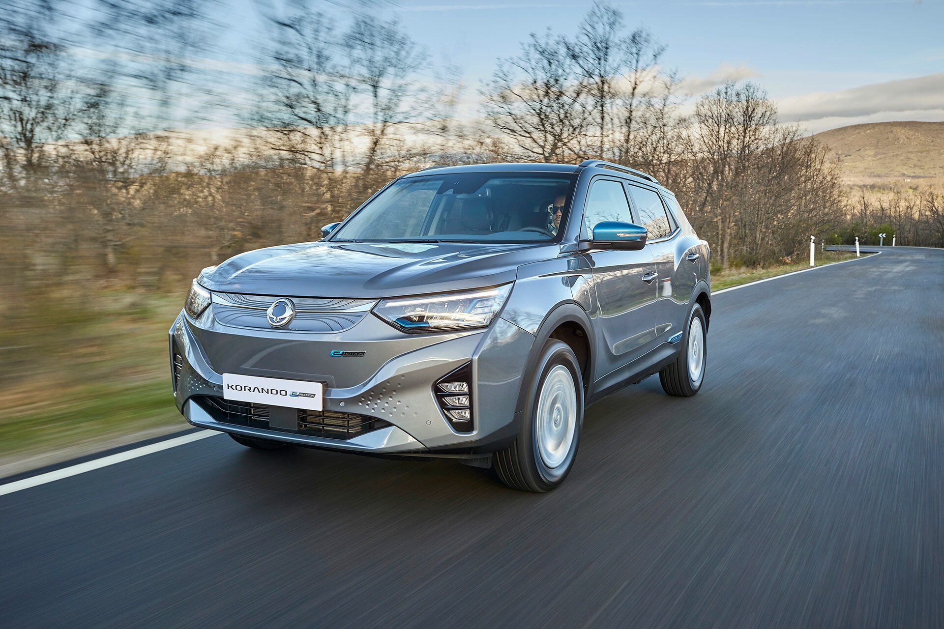 Korando en desplazamiento mostrando su estilizado diseño