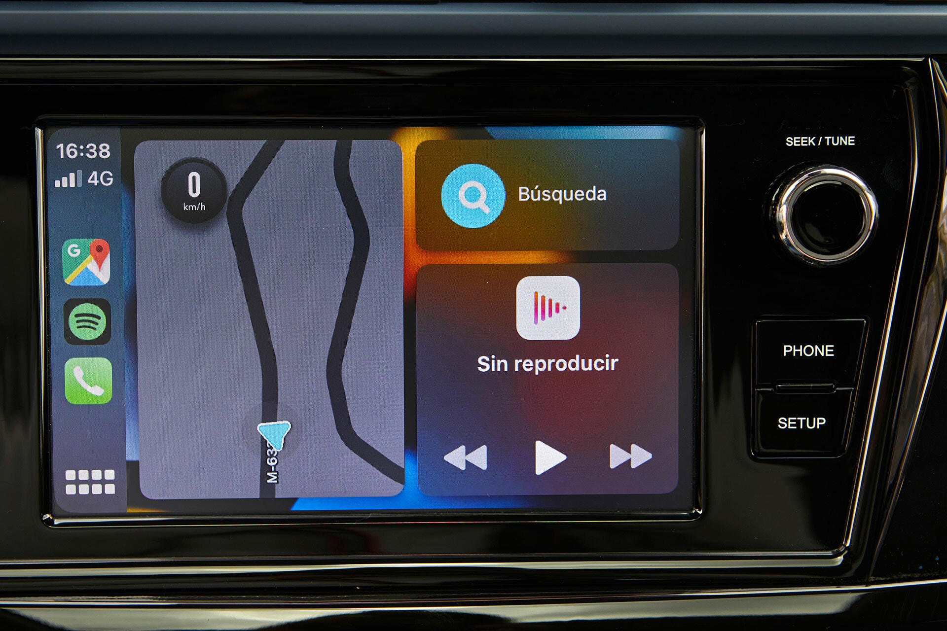 Pantalla multimedia del SsangYong Korando con aplicaciones móviles.