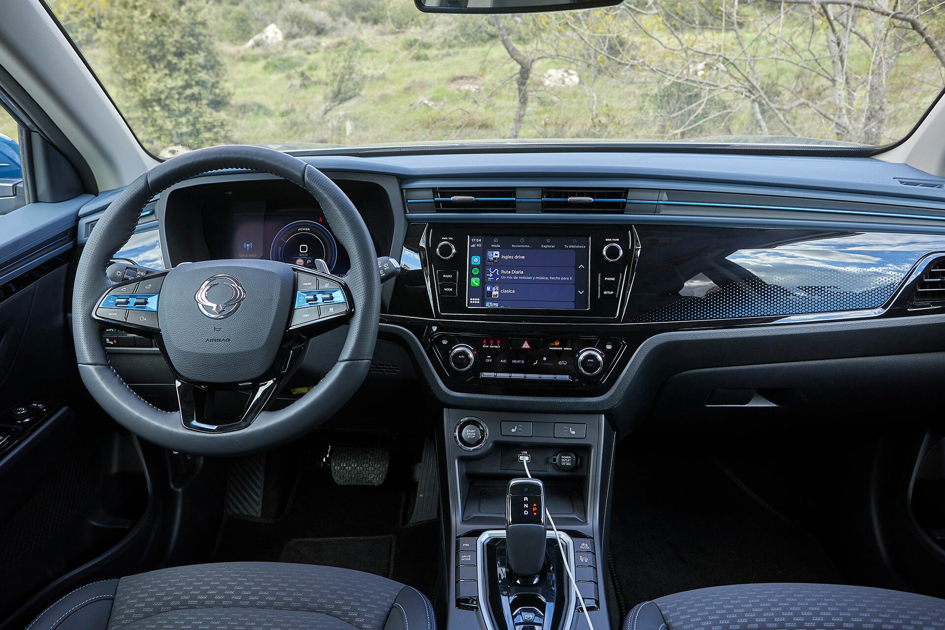 Área del conductor mostrando volante y consola central.