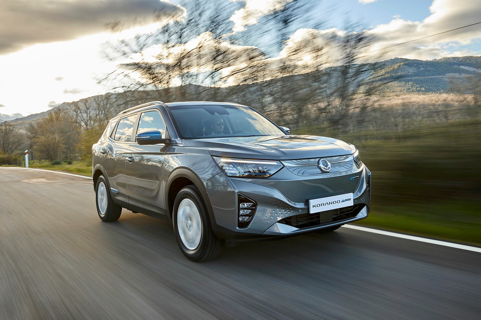 El Korando captado en un giro, destacando su perfil