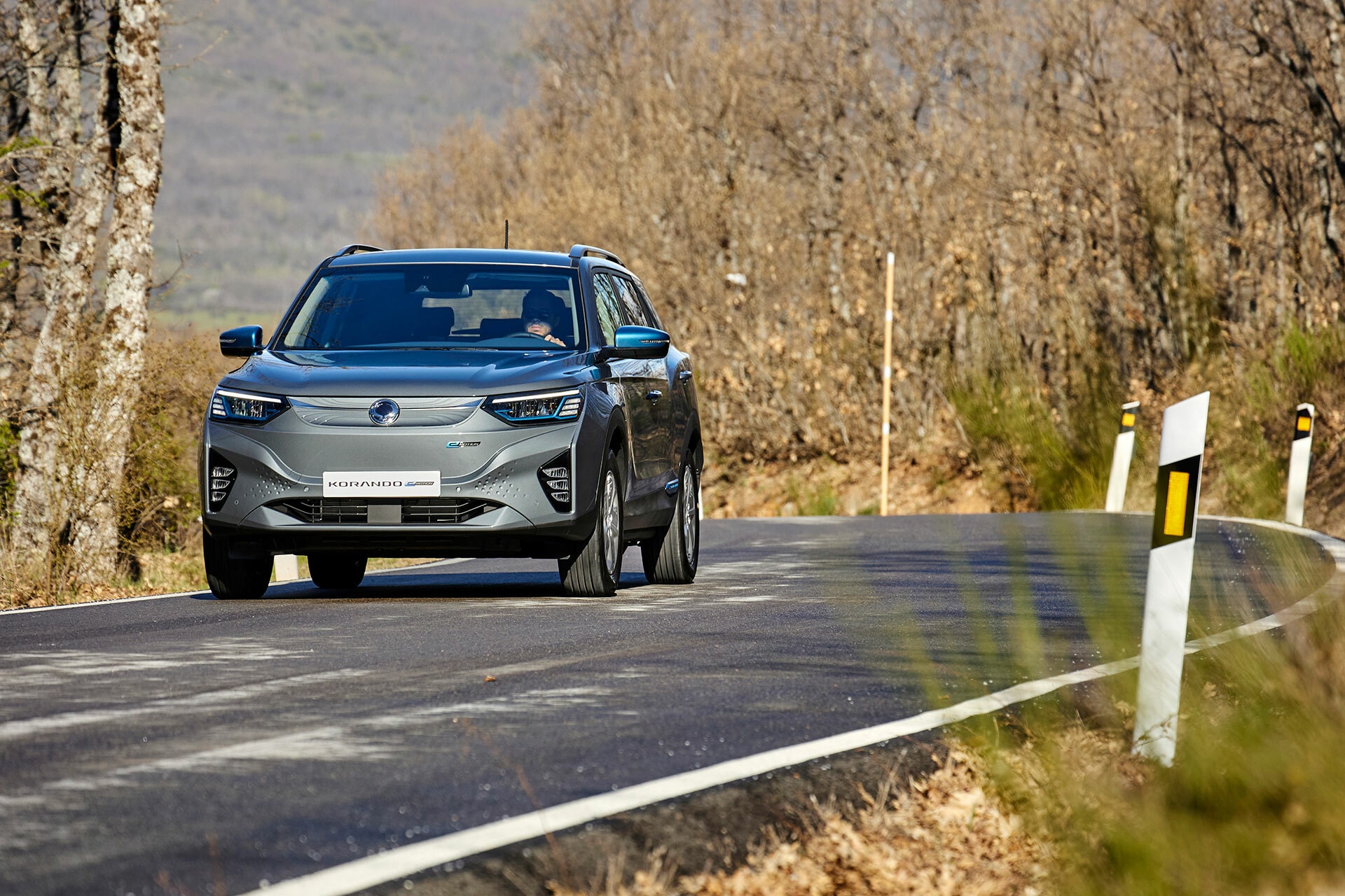 Frontal del Korando resaltando su capacidad en curvas abiertas.
