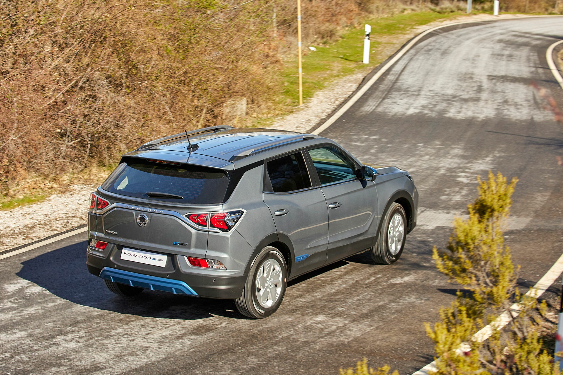 El SsangYong Korando desde una perspectiva trasera y lateral, realzando la habitabilidad del diseño.