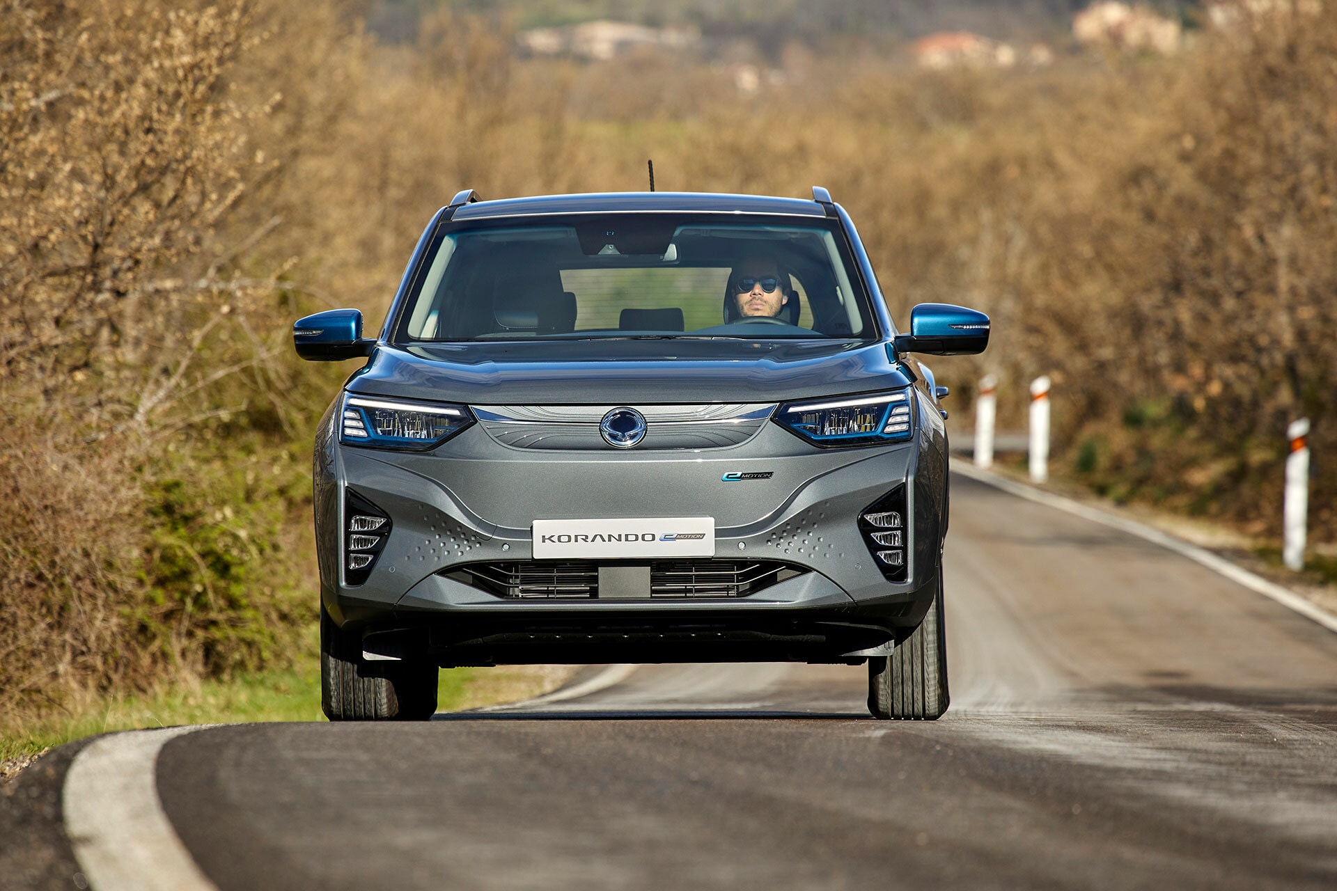 Acercamiento al frontal del Korando enfatizando su diseño.