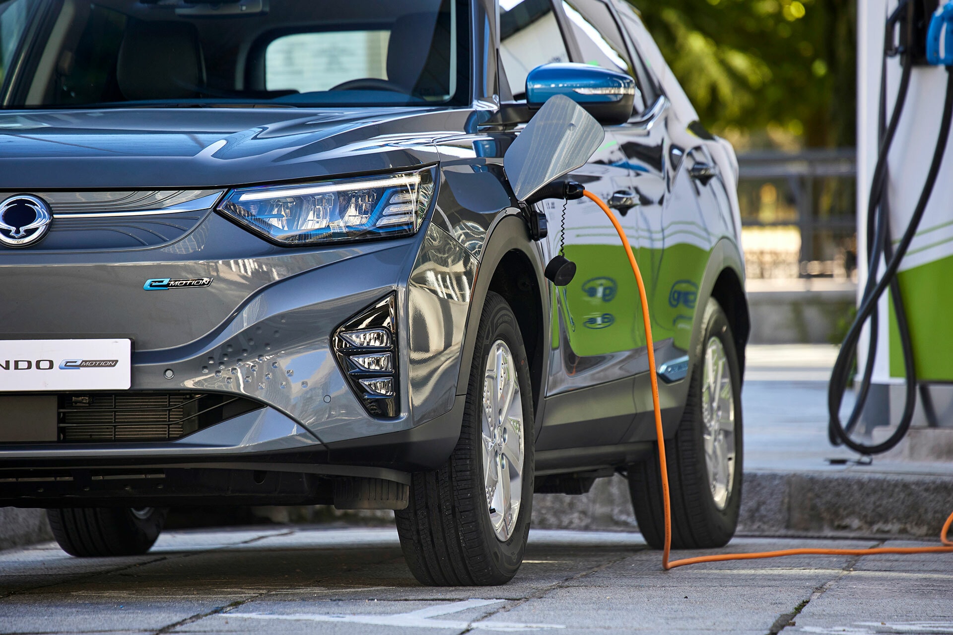 SsangYong Korando enchufado a una estación de carga eléctrica