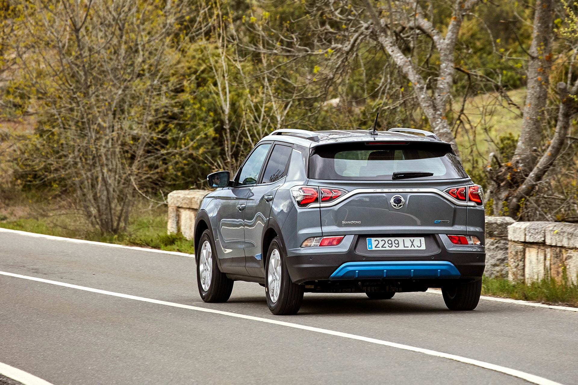 El Korando mostrando su perfil trasero en una carretera