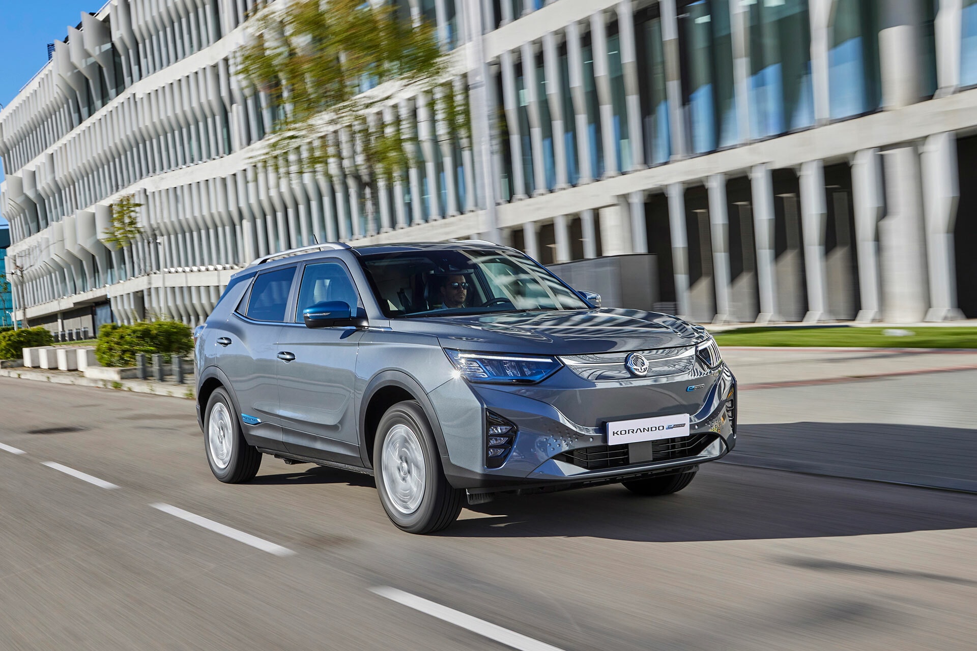 El Korando en circulación, mostrando su diseño y dinamismo