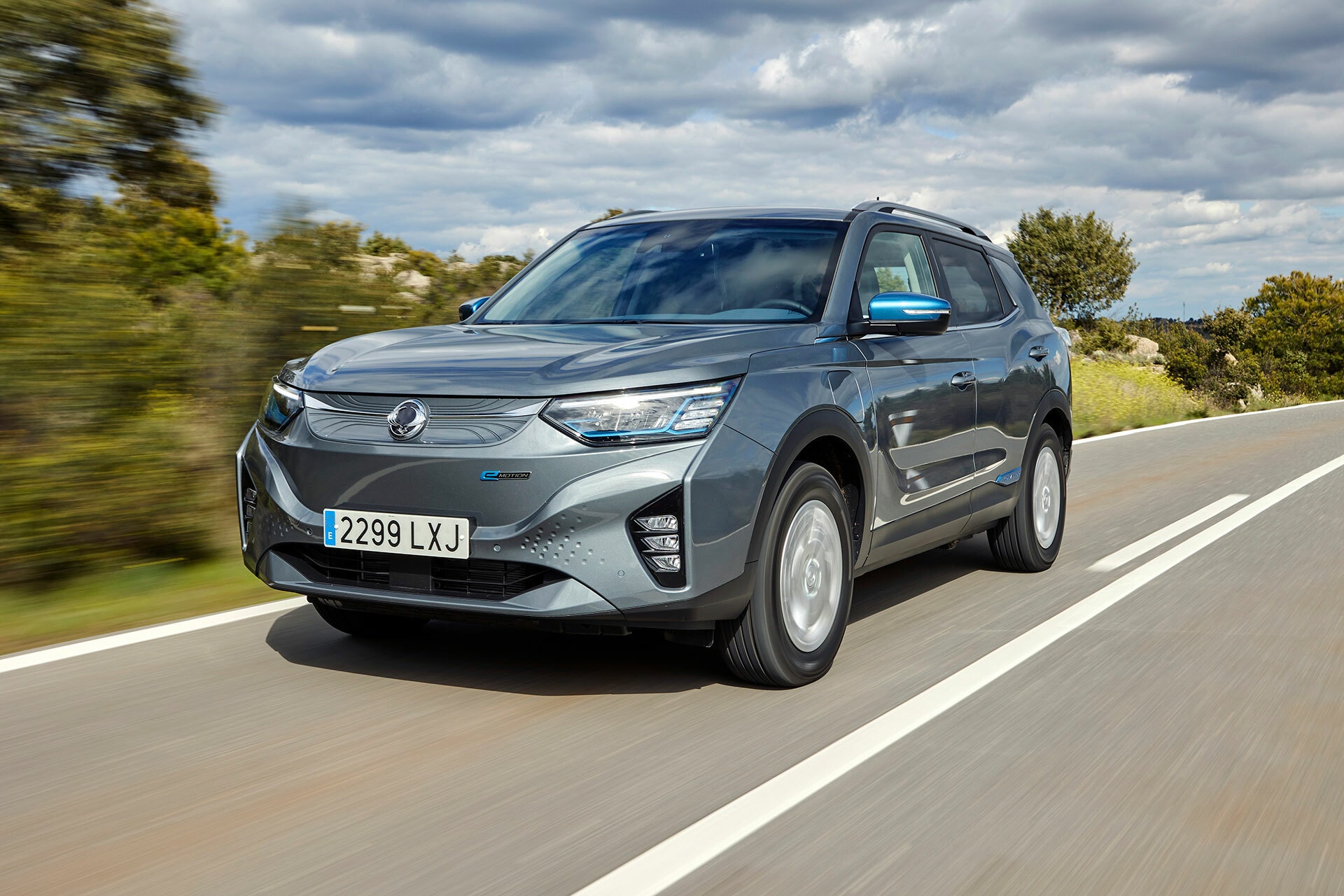Vista dinámica del SsangYong Korando en carretera, enfatizando su diseño frontal y lateral.