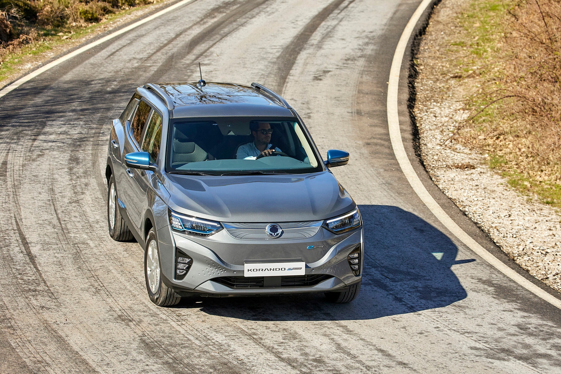Vista en dinámica del SsangYong Korando mostrando su perfil lateral.