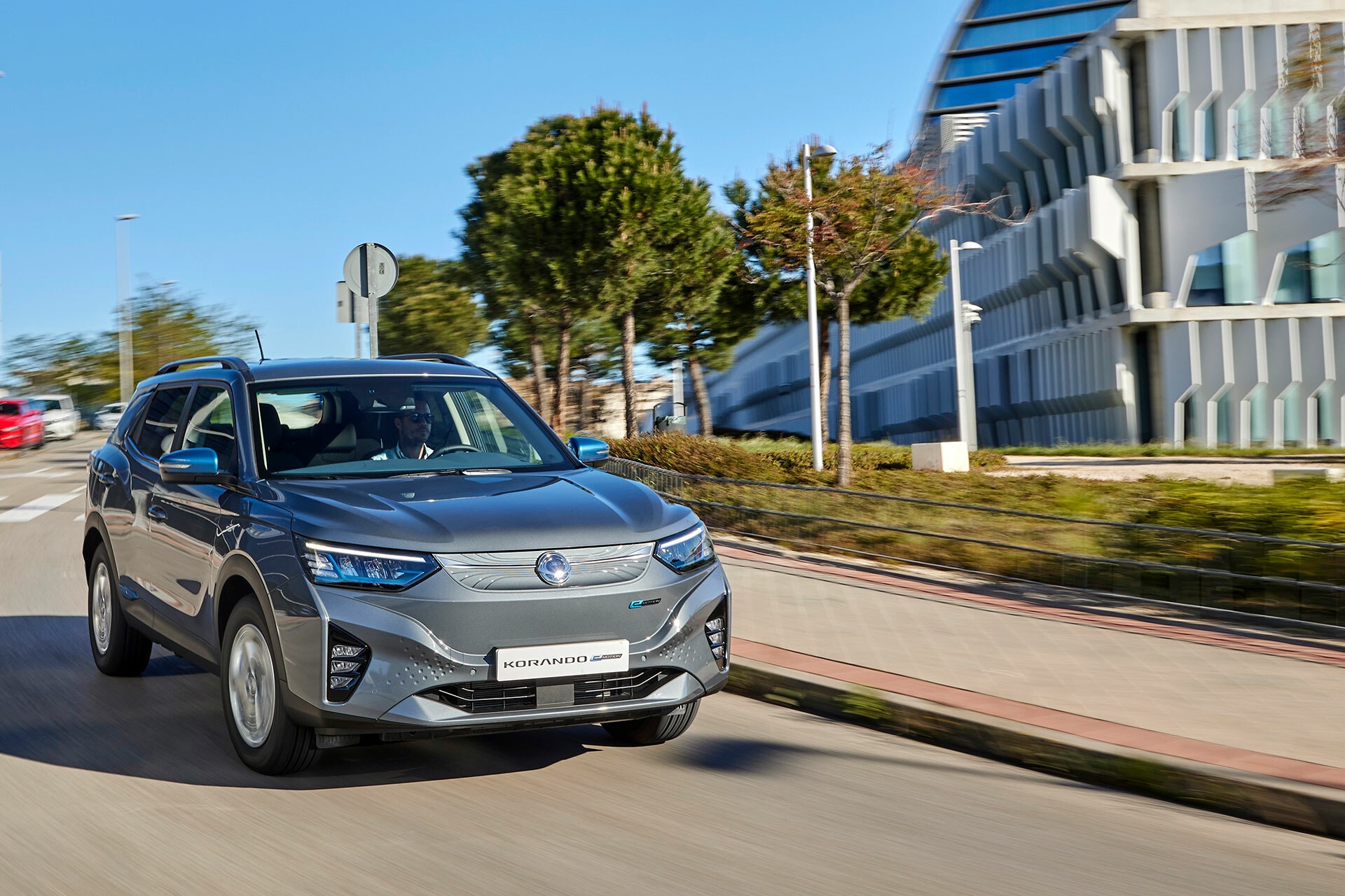 Imagen dinámica del Korando circulando por entorno urbano.