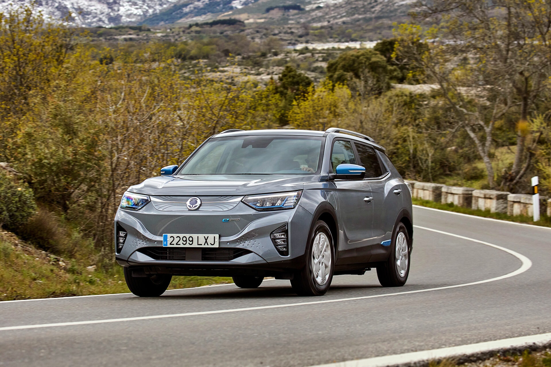 Imagen dinámica del Korando desde una perspectiva frontal y lateral