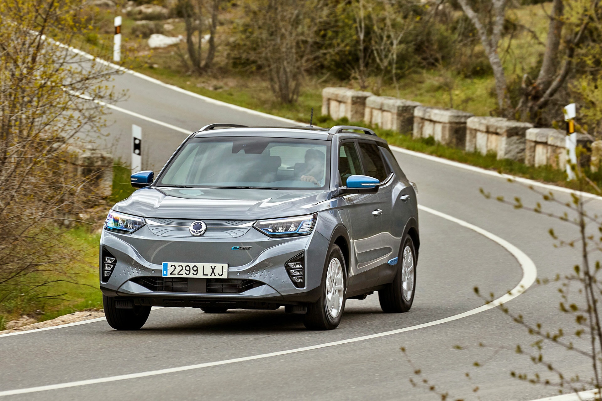 Vista delantera y lateral del Korando circulando por carretera