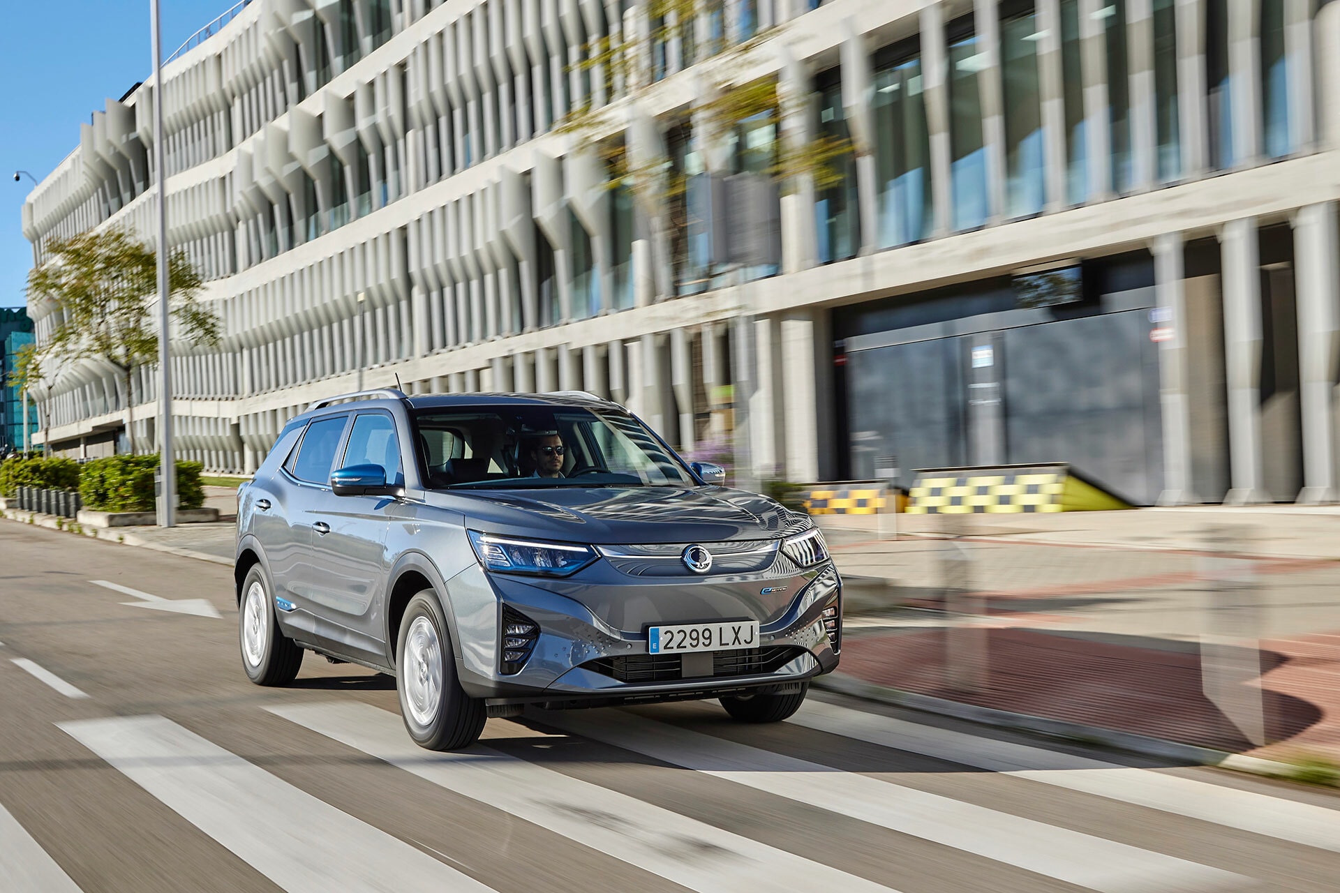 SsangYong Korando mostrando su perfil en carretera.