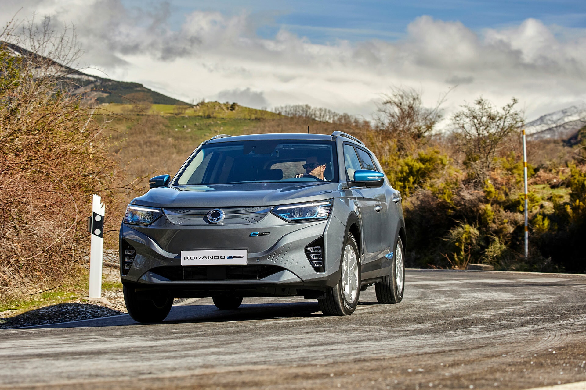 Imagen frontal del Korando destacando su robusta parrilla.