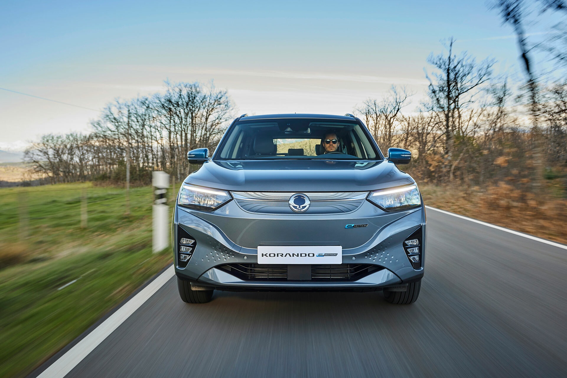 Vista frontal del Korando en marcha, destacando su parte delantera