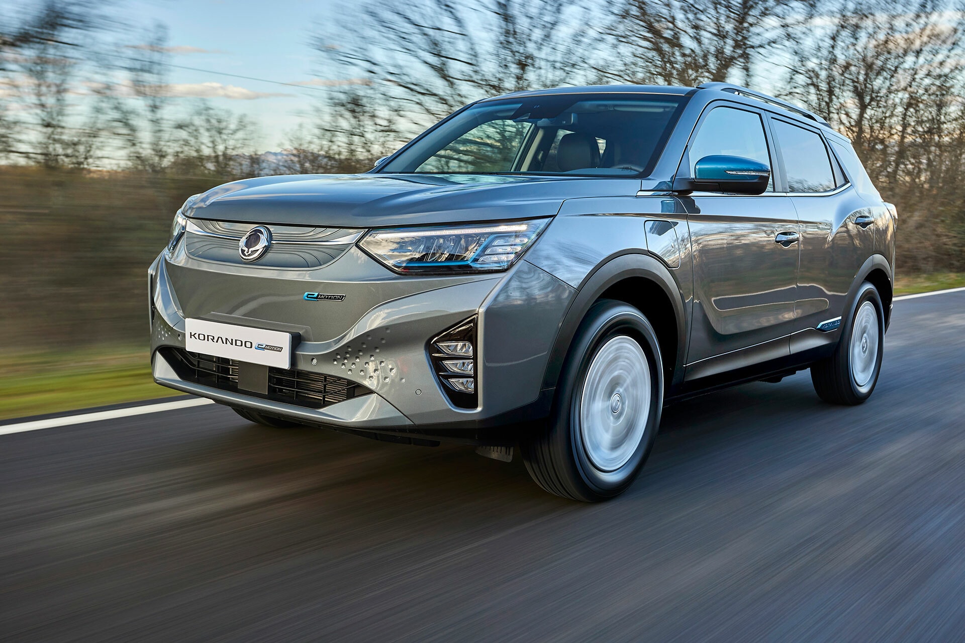 Captura del Korando en movimiento destacando su parte frontal.