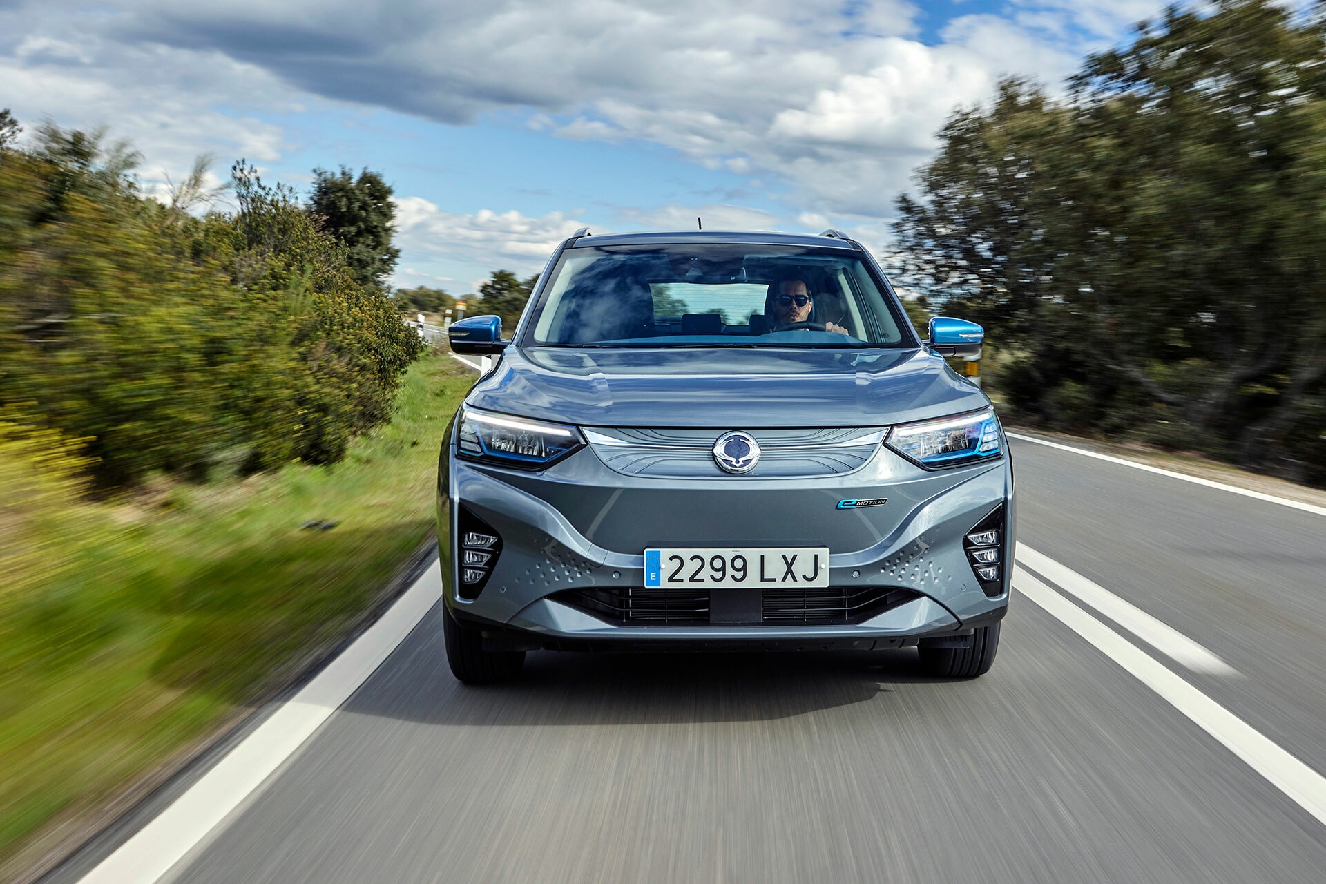 Perspectiva frontal del SsangYong Korando en plena acción, detalle de la parrilla y faros.