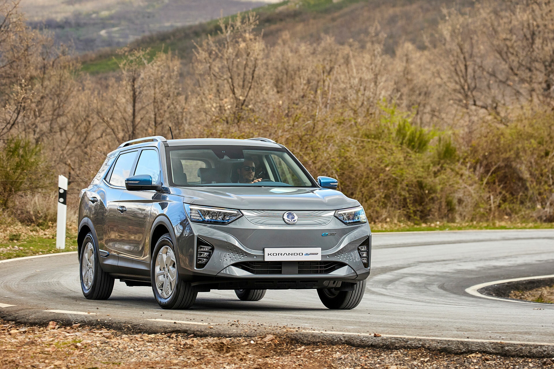 SsangYong Korando en curva, mostrando su estilizada silueta lateral.