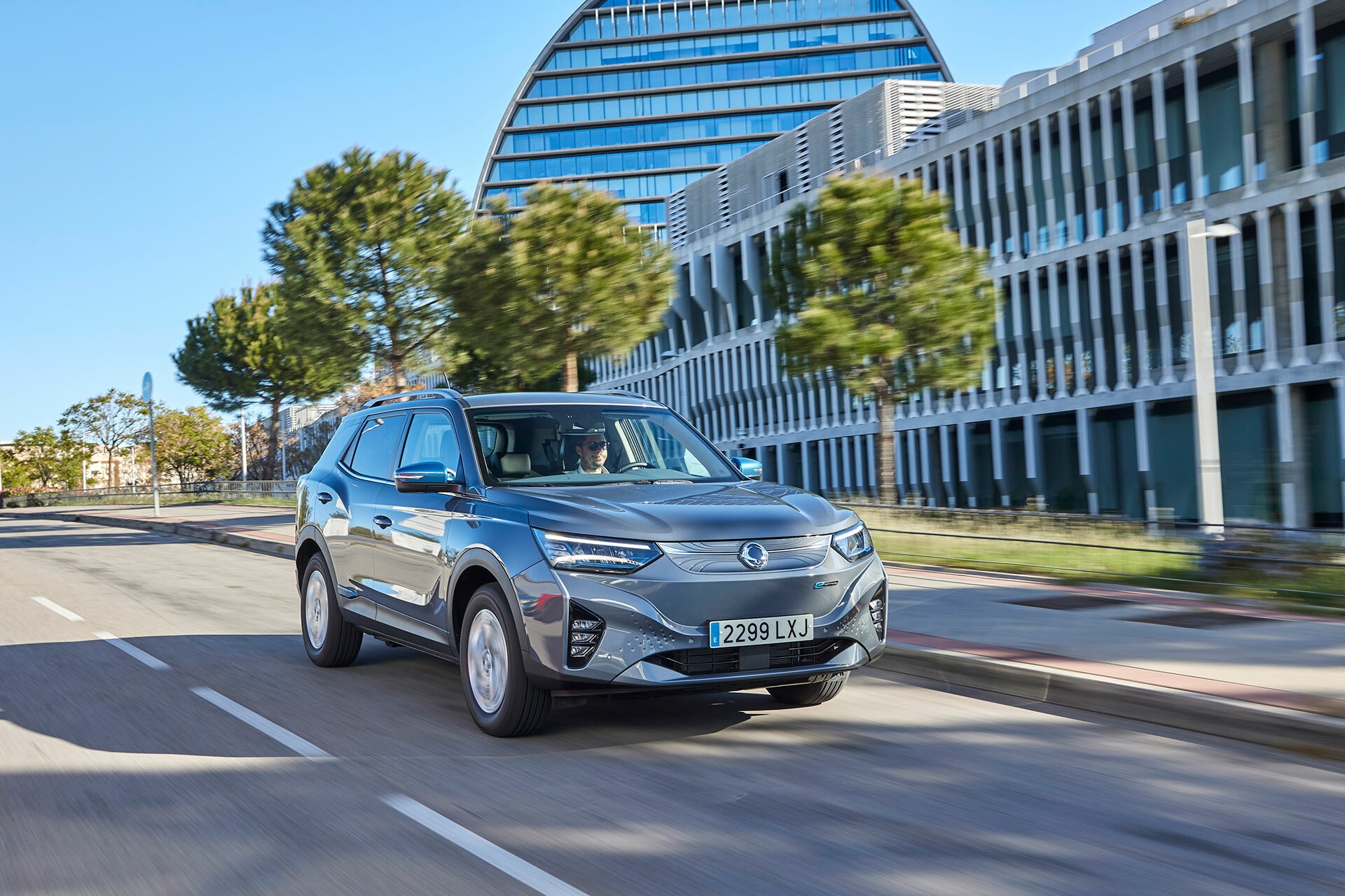 Korando en movimiento, destacando su diseño frontal y lateral