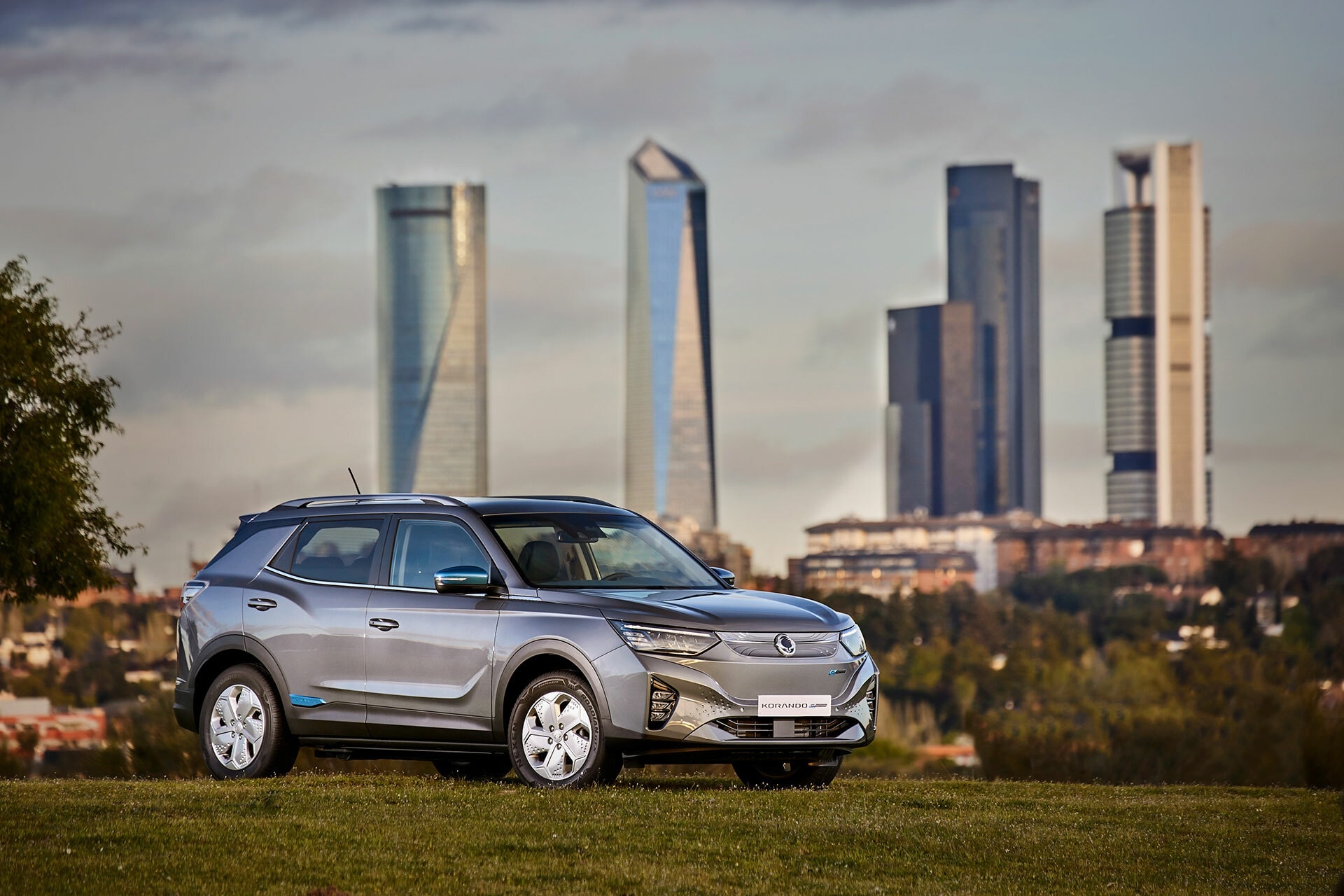 Perfil del SsangYong Korando con paisaje campestre de fondo, resaltando sus líneas.