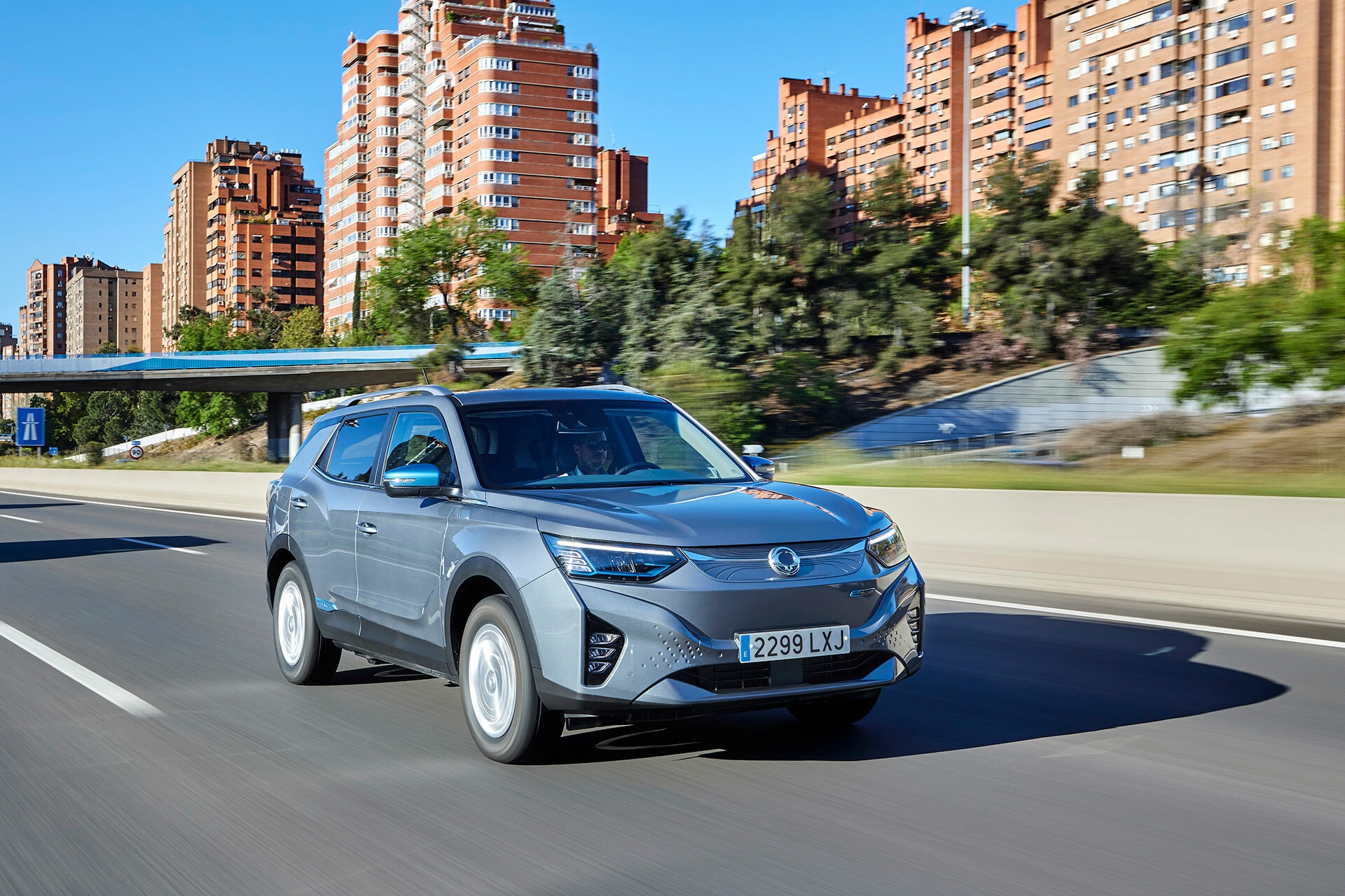 Korando en acción, perfil que demuestra su diseño en ciudad.