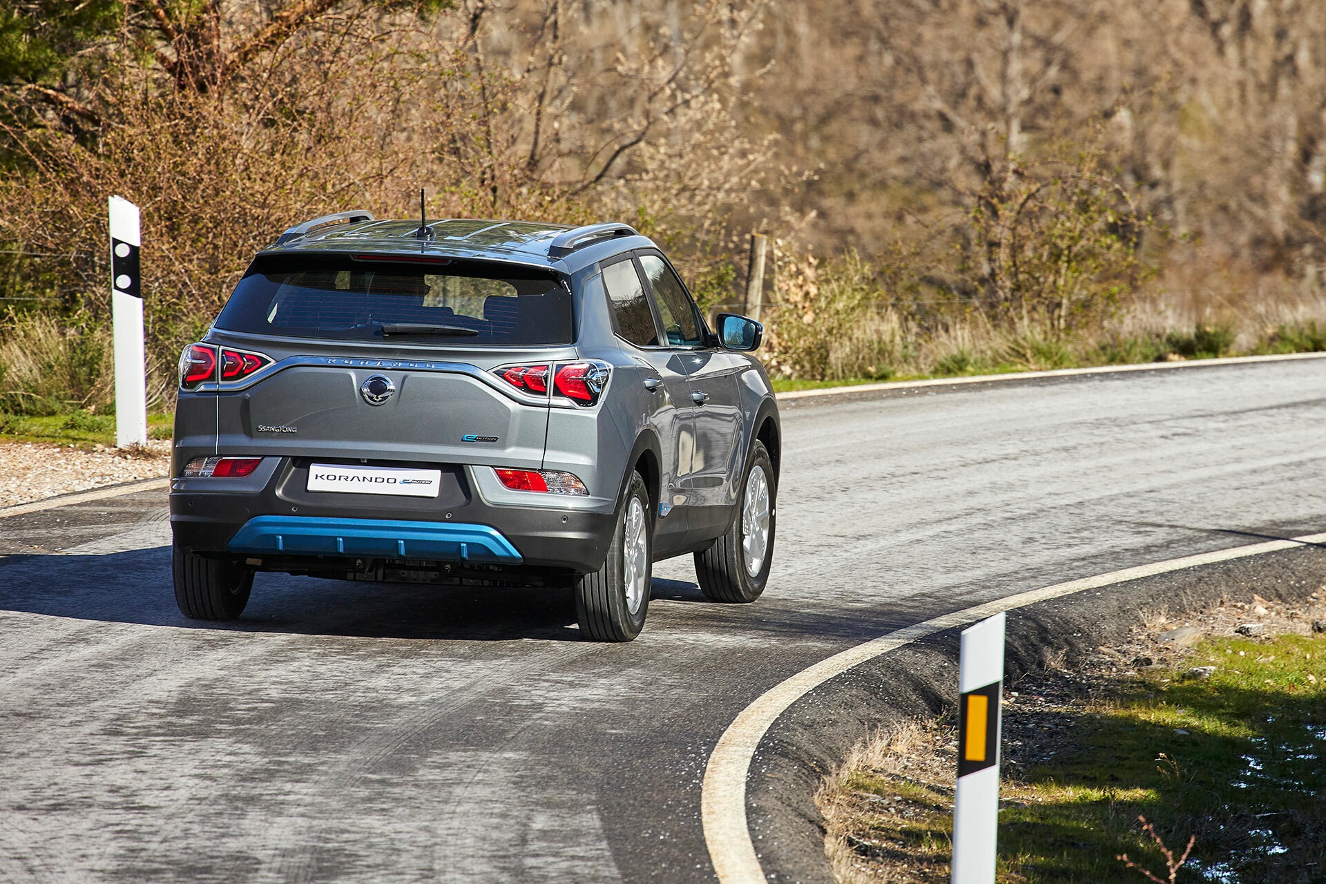 Visión dinámica de la parte trasera del SsangYong Korando, reflejando su deportividad.
