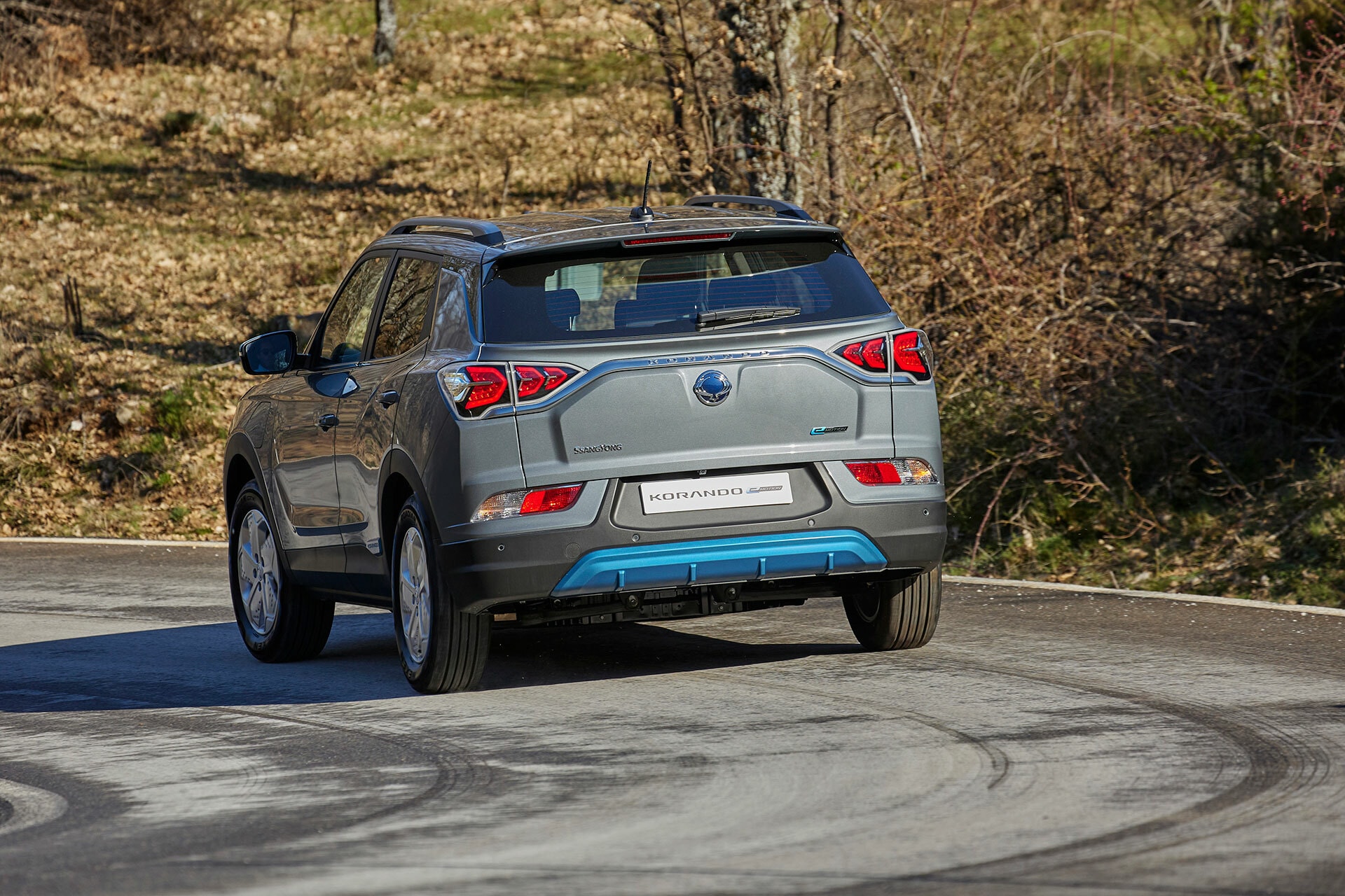 Vista dinámica de la trasera del SsangYong Korando en carretera.