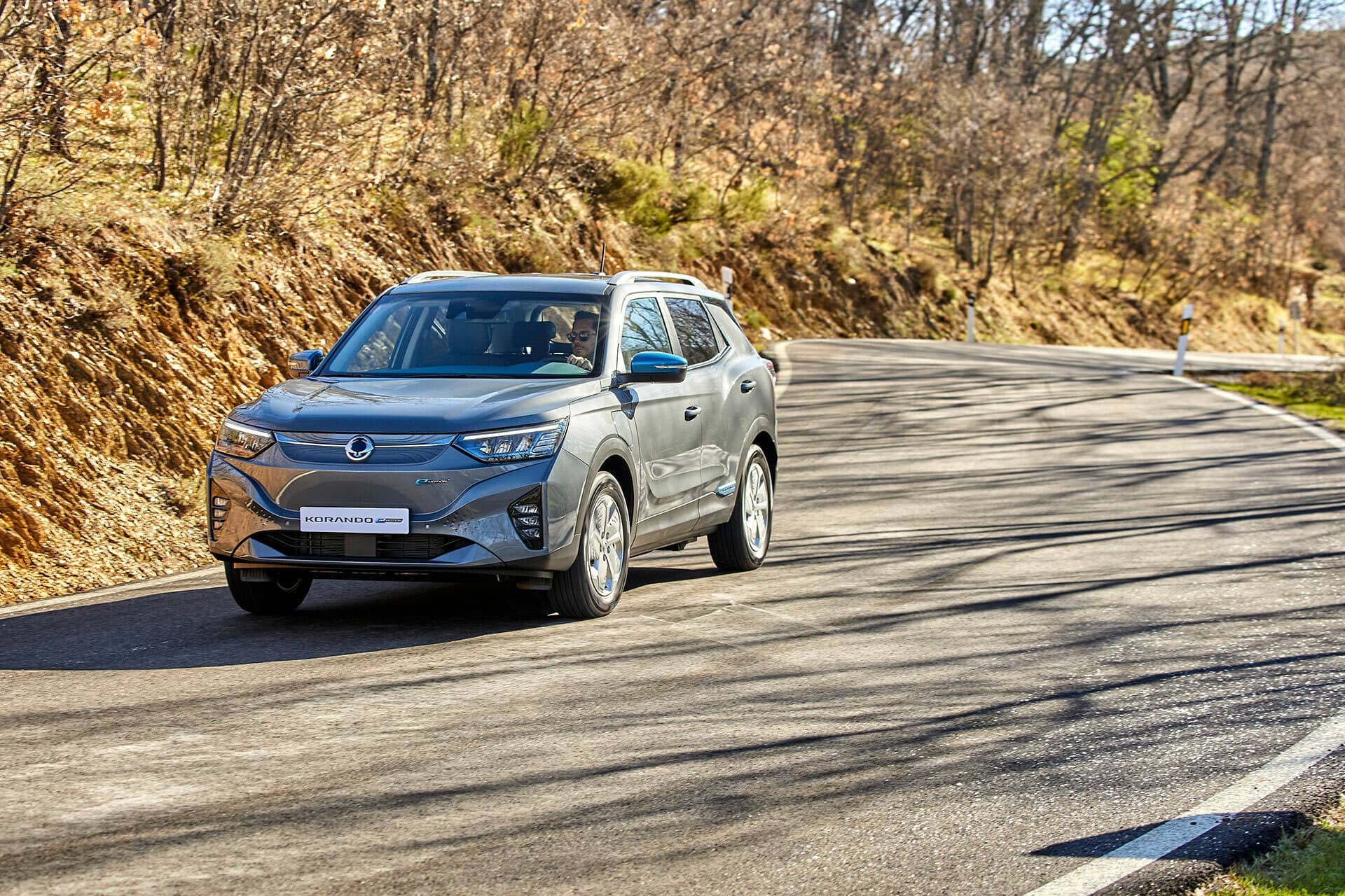 El SsangYong Korando mostrando su silueta lateral en movimiento.