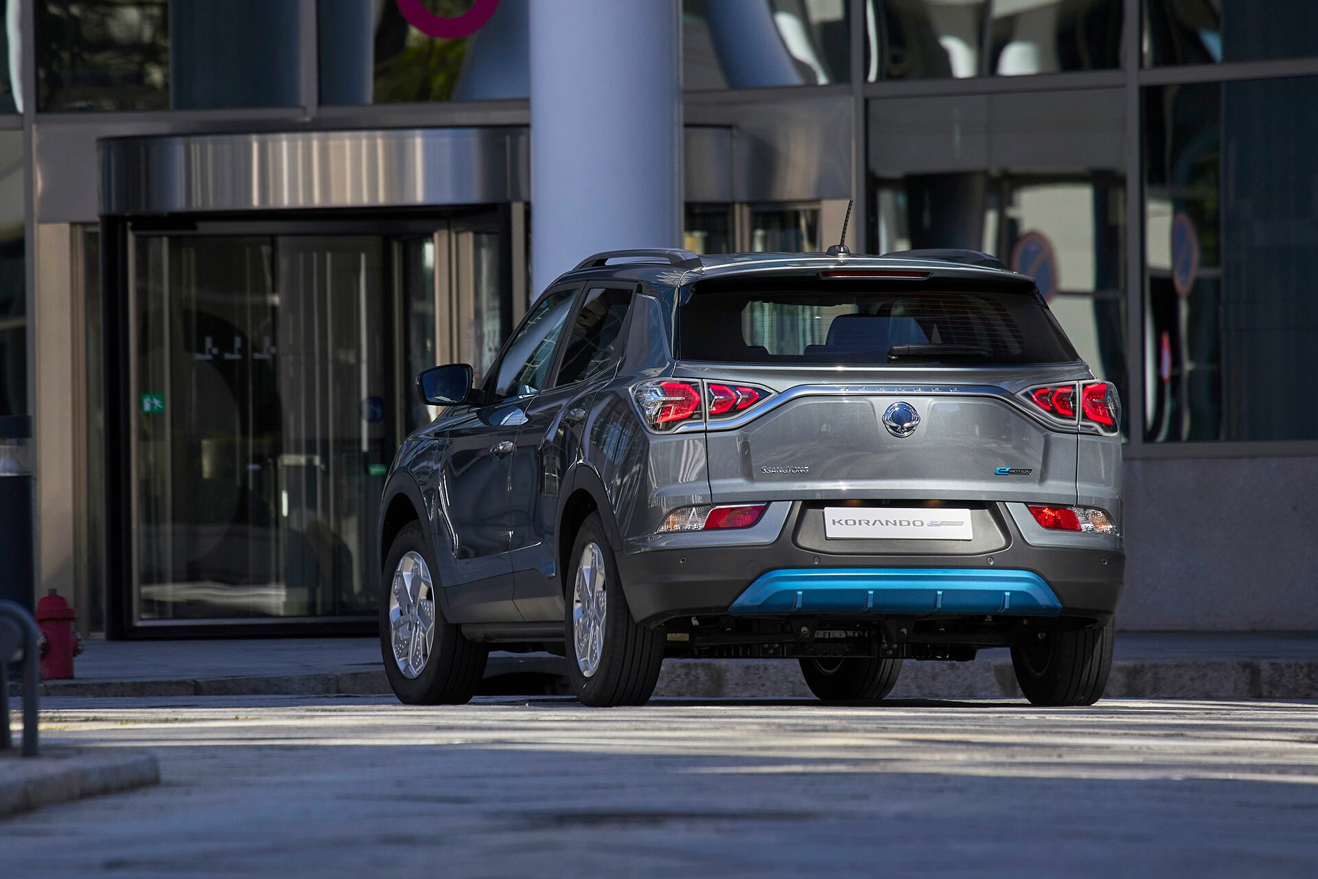 Vista trasera y lateral del SsangYong Korando en ambiente urbano