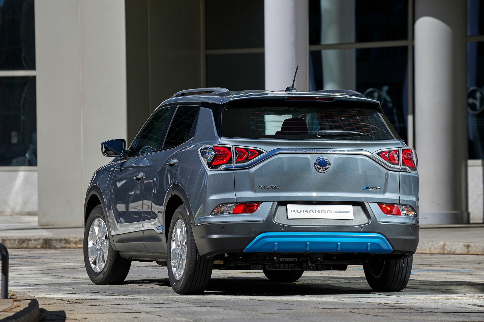 Vista trasera y lateral del SsangYong Korando en entorno urbano