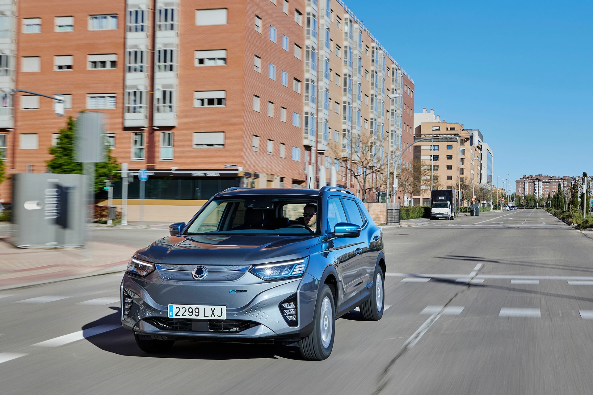 Vista trasera y lateral del SsangYong Korando en entorno urbano