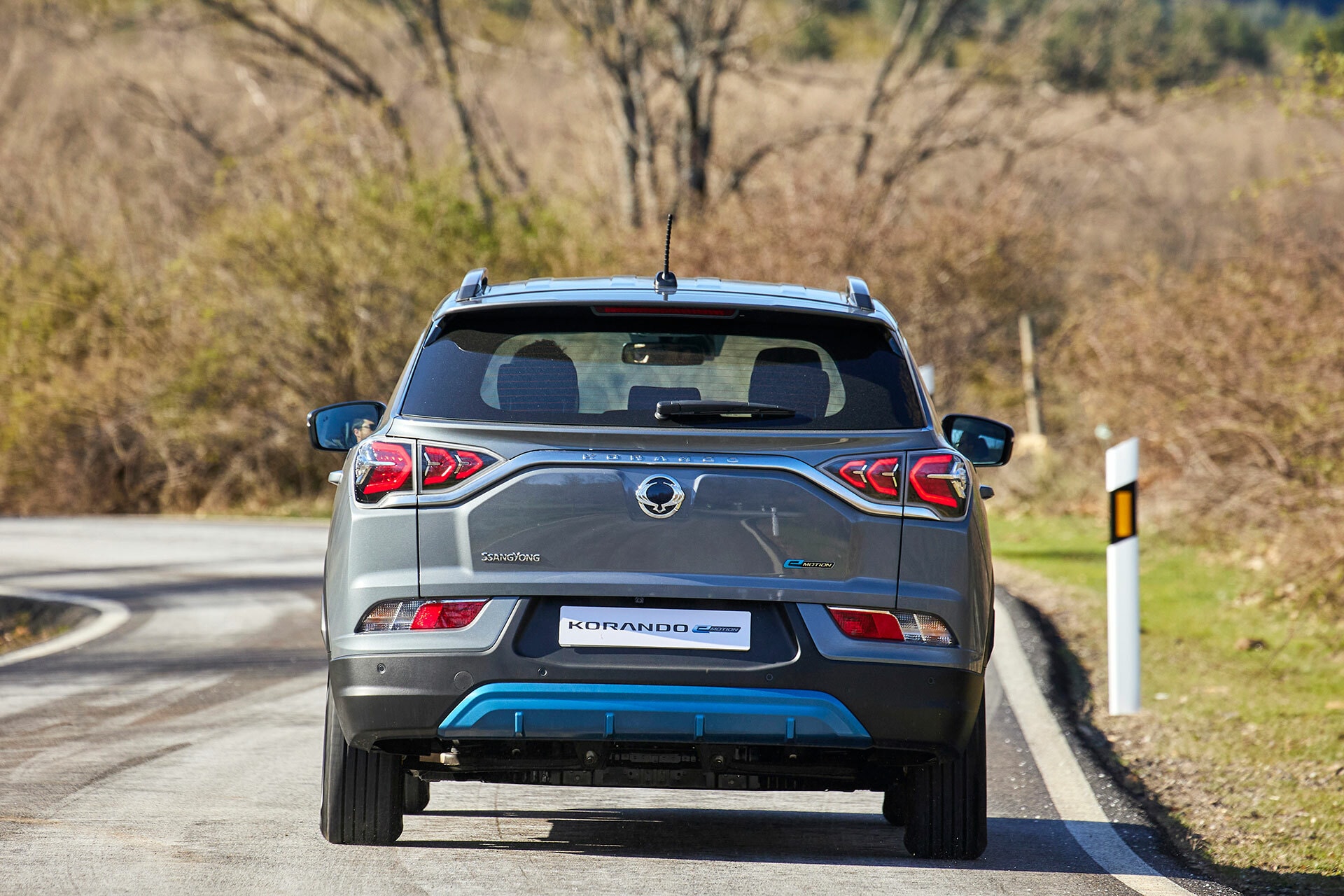 Trasera del Korando, con énfasis en sus ópticas y diseño de portón.