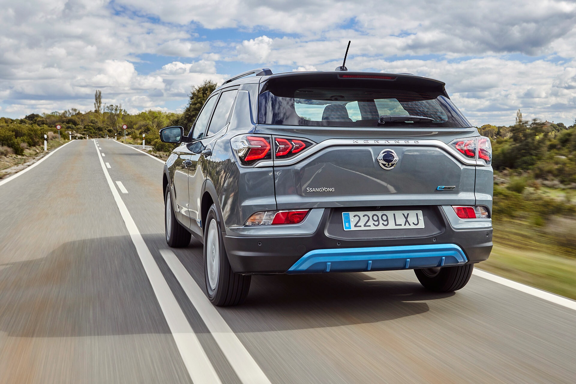 Vista trasera y lateral del Korando en carretera mostrando su diseño posterior.