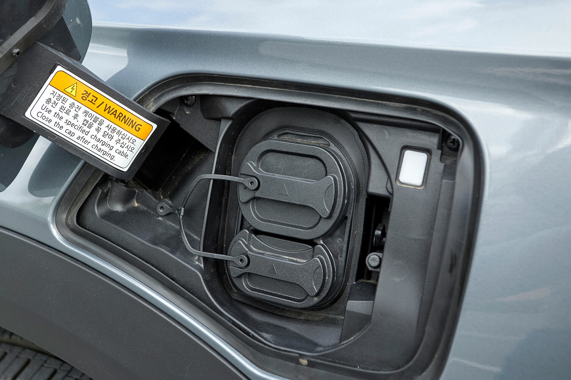 Tapa del depósito de combustible con indicaciones de uso.