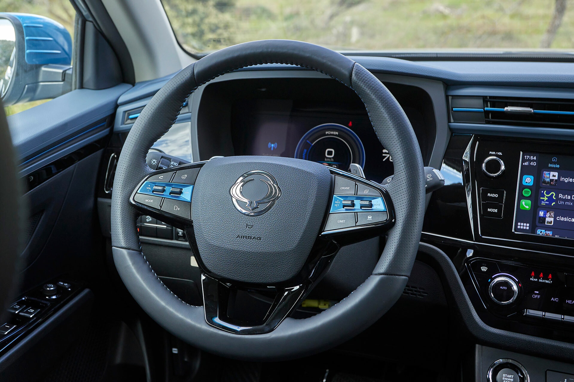 Detalle del volante multifunción con controles integrados.