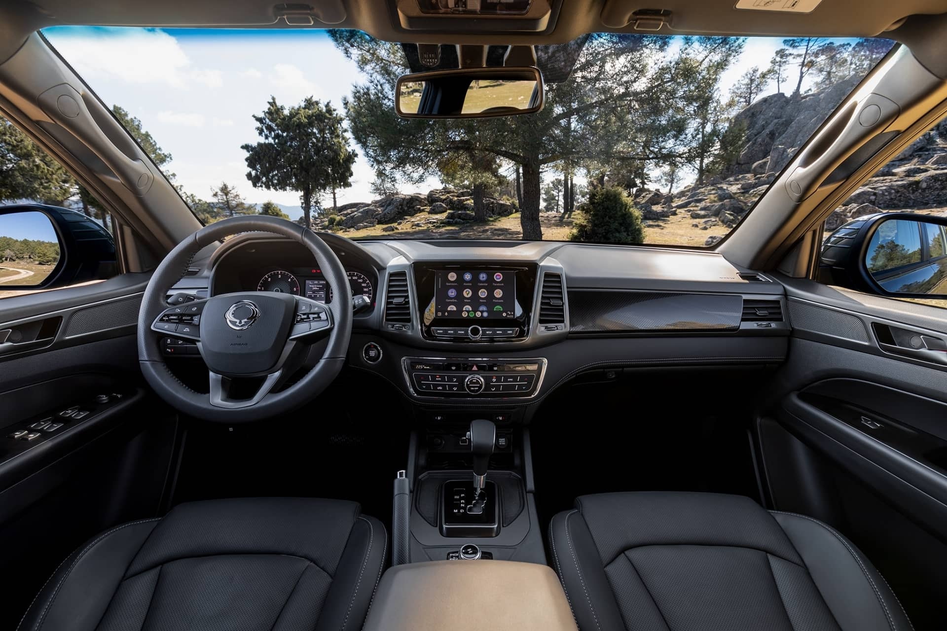 Imagen de la cabina de la SsangYong Musso, diseño ergonómico.