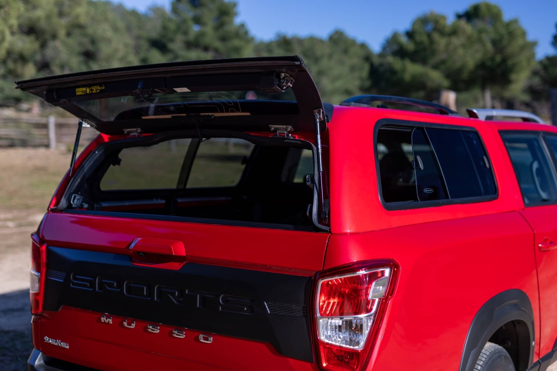 Vista trasera del maletero de la SsangYong Musso, amplio y práctico.