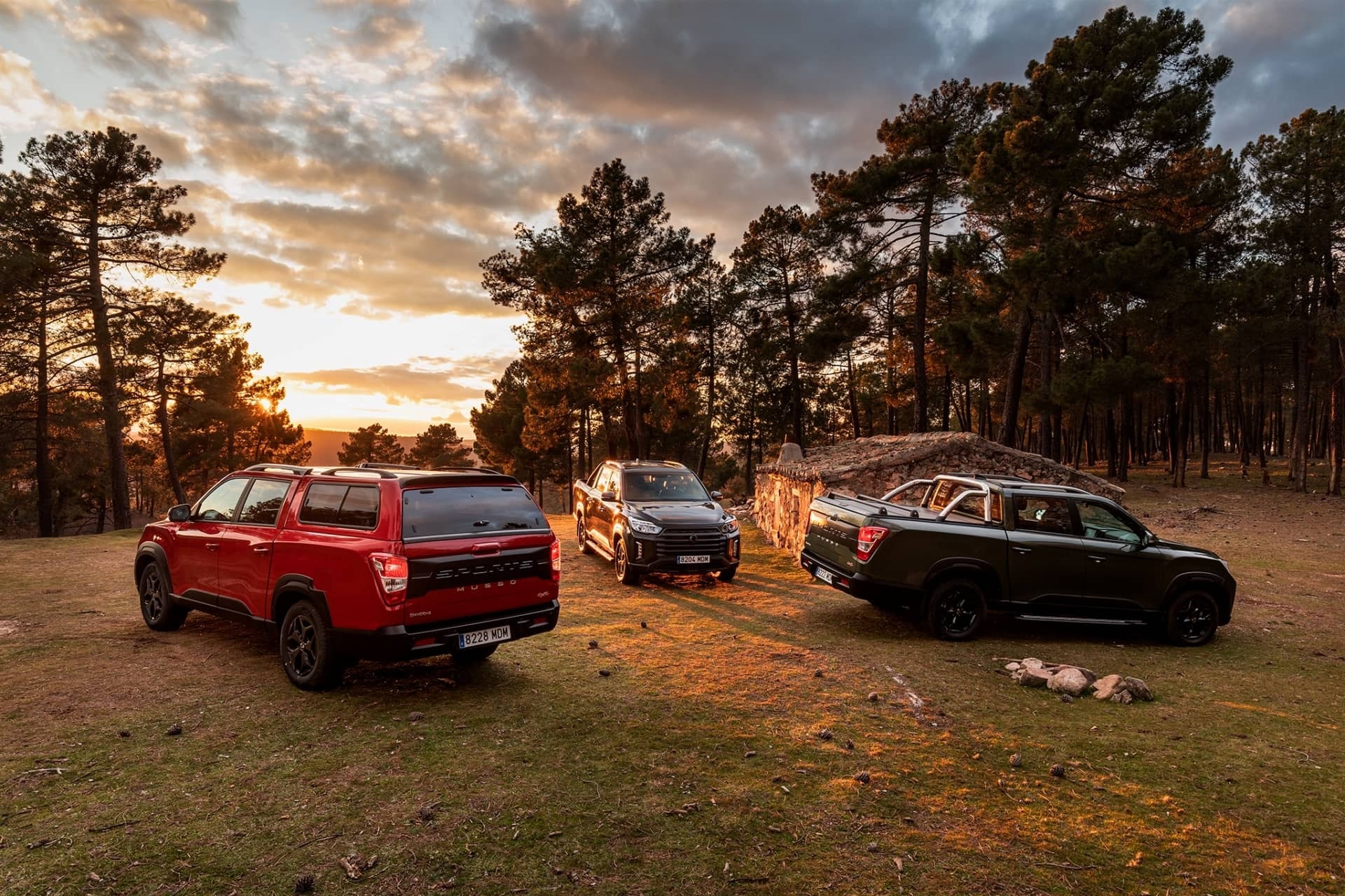 Tres SsangYong Musso en entorno natural, destacando su lado aventurero.