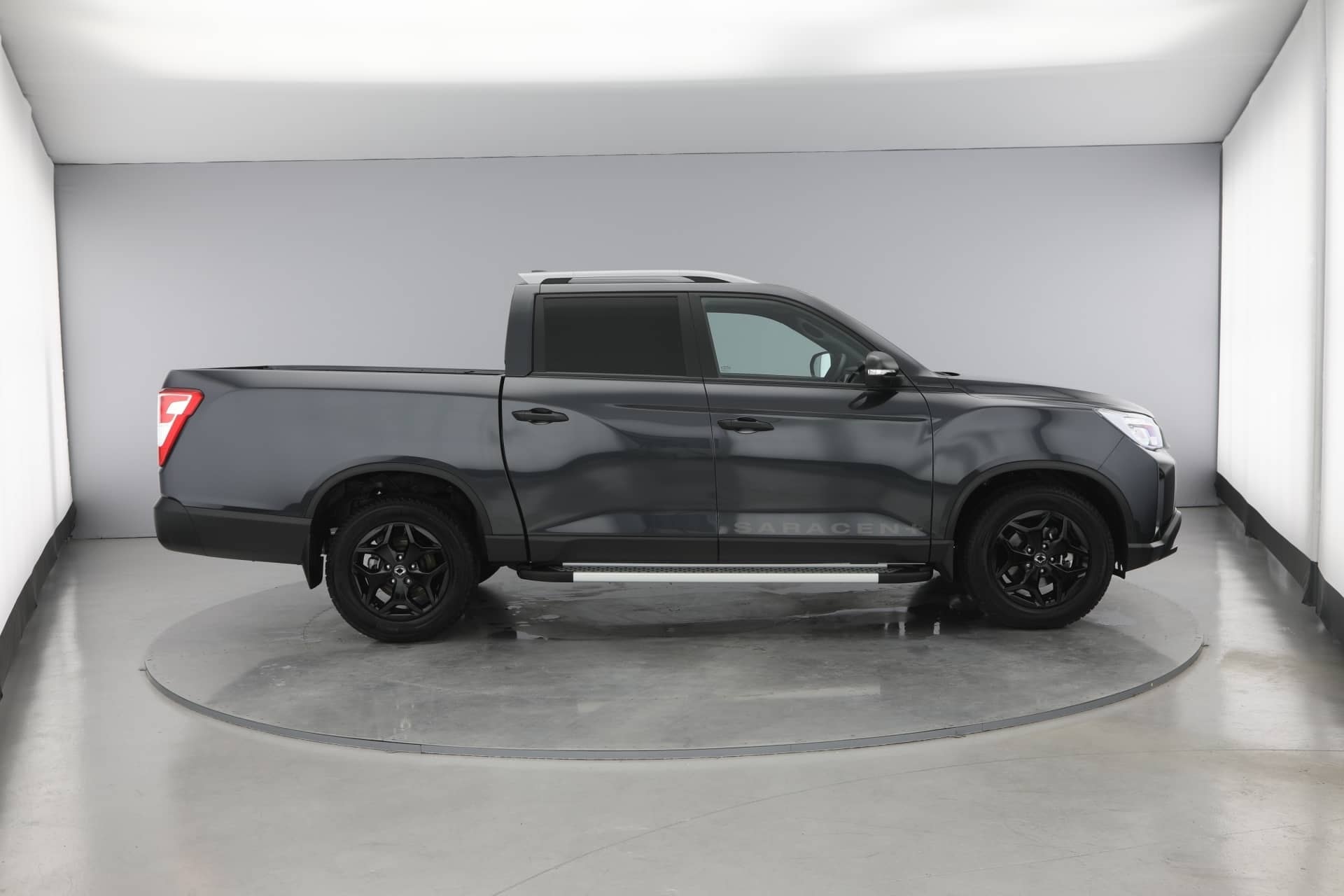 Perfil lateral del Musso que subraya su diseño dinámico y utilitario.