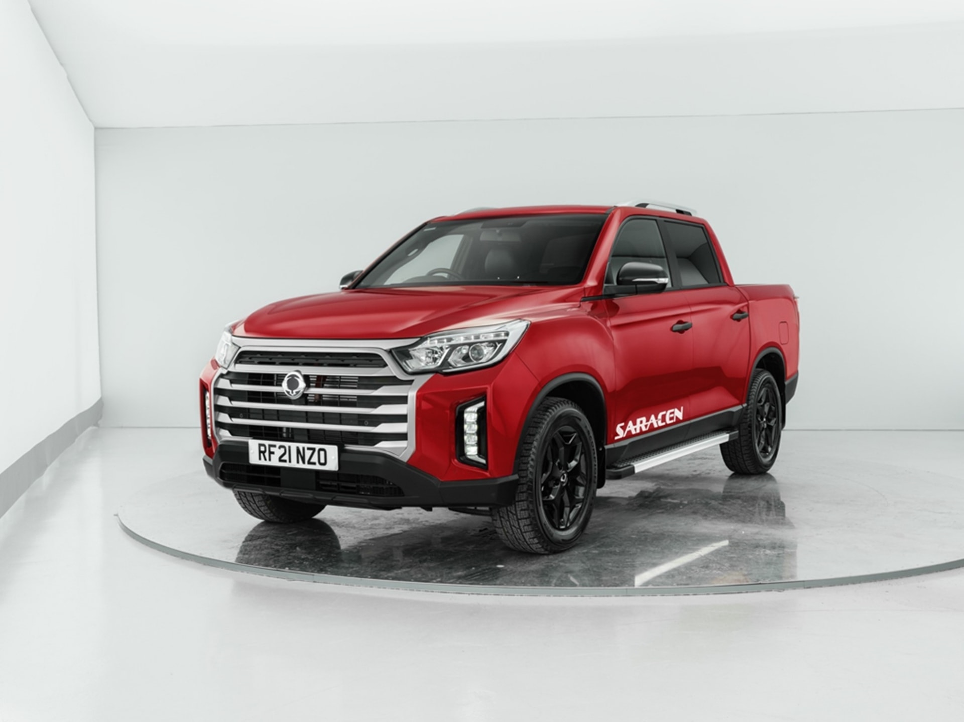 SsangYong Musso en rojo, mostrando un ángulo frontal y lateral vibrante.