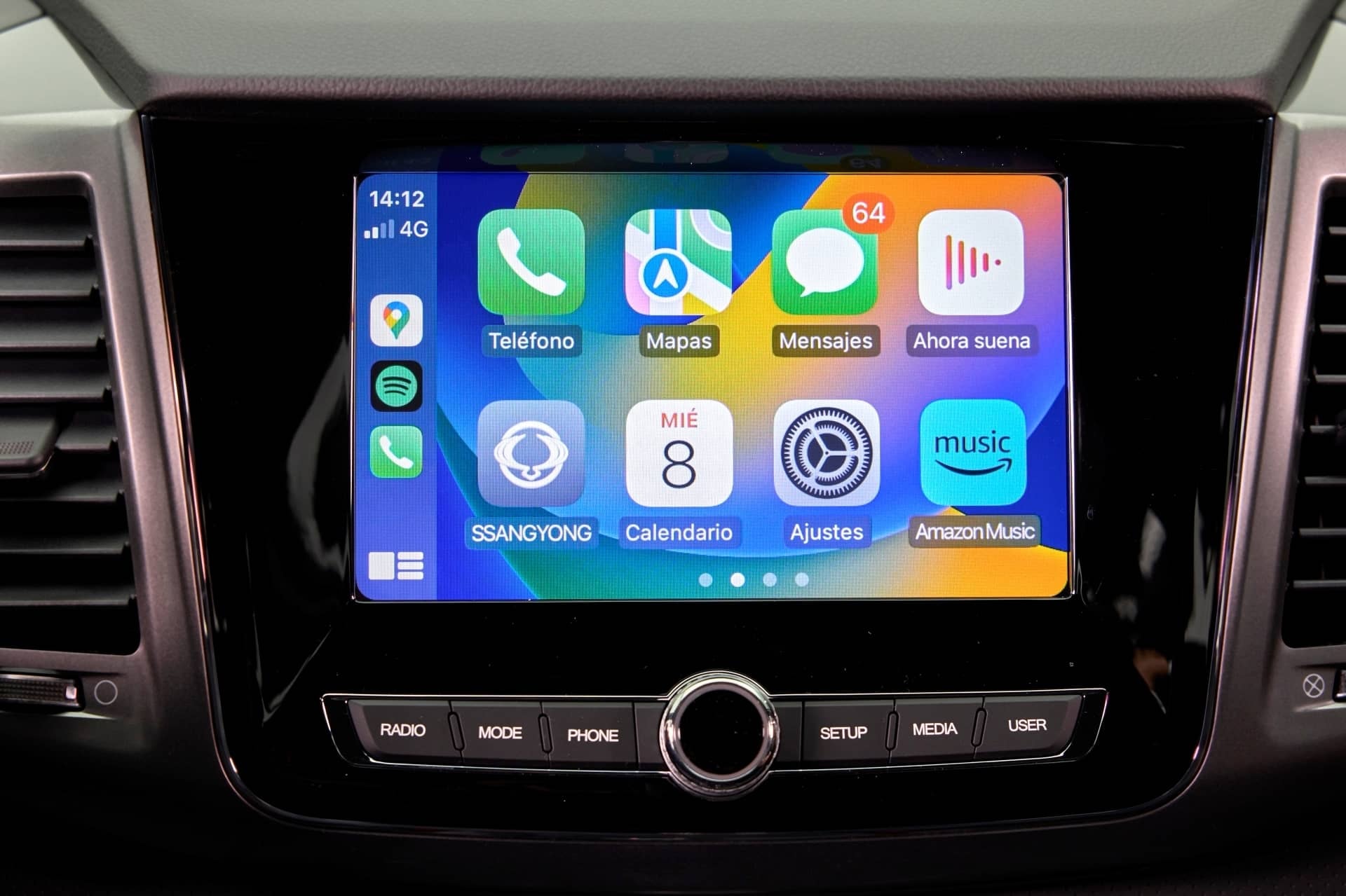 Pantalla infotainment de la SsangYong Musso, conectividad moderna.