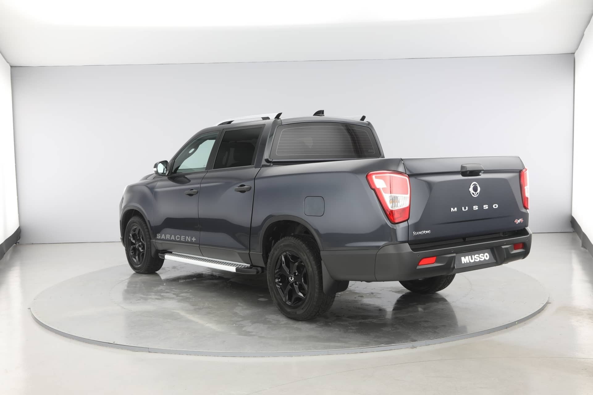 SsangYong Musso en estudio, mostrando su diseño en color gris.