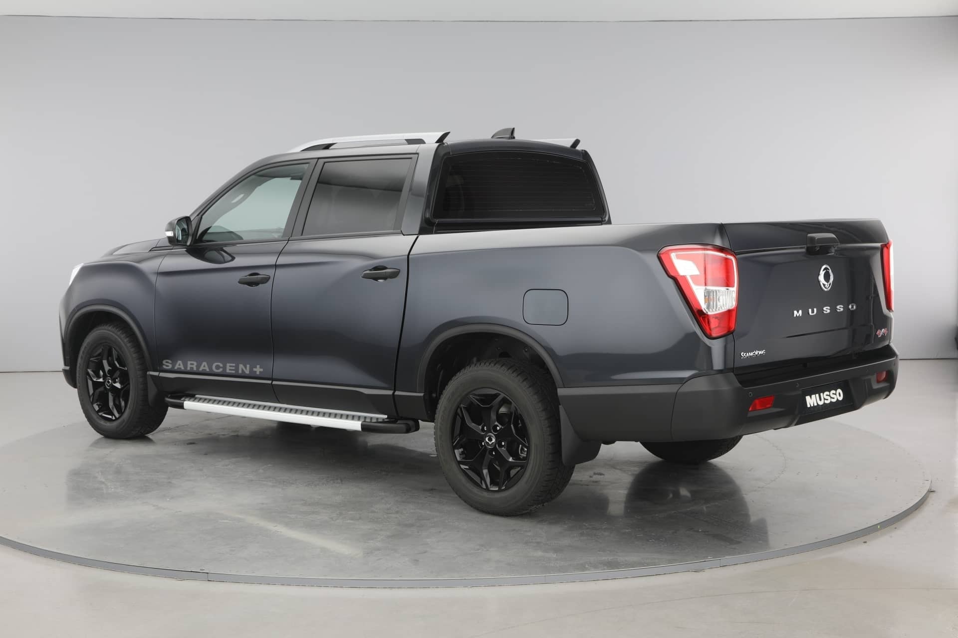 Lateral de la SsangYong Musso en estudio, perfil robusto.