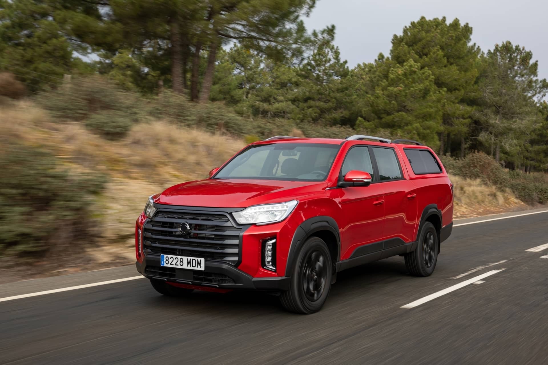 La SsangYong Musso en acción, líneas modernas en rojo intenso.