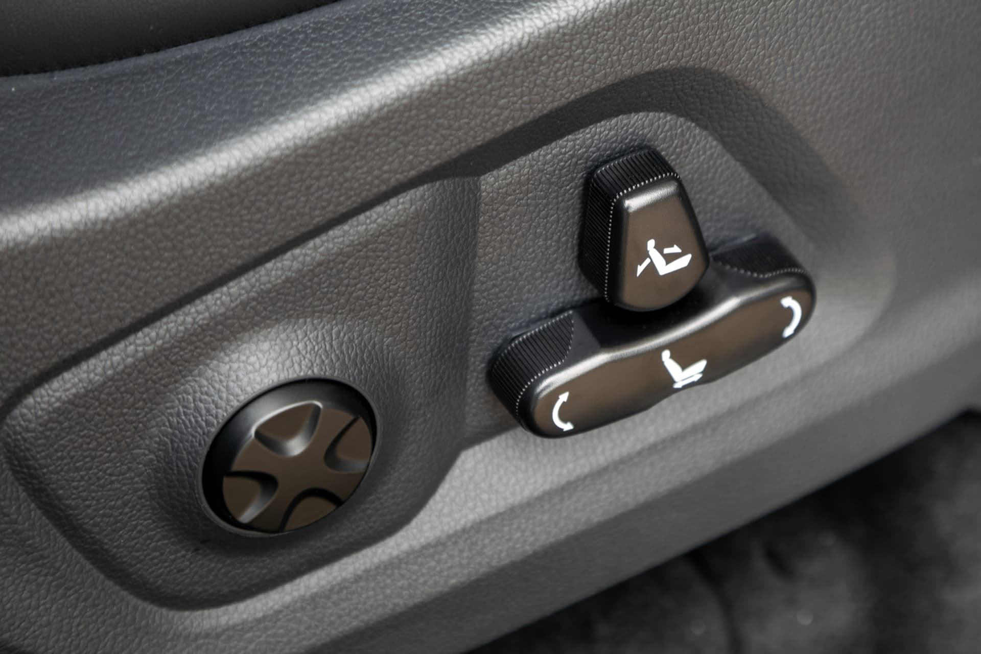 Botones de ajuste eléctrico para los asientos, ofreciendo confort personalizado.