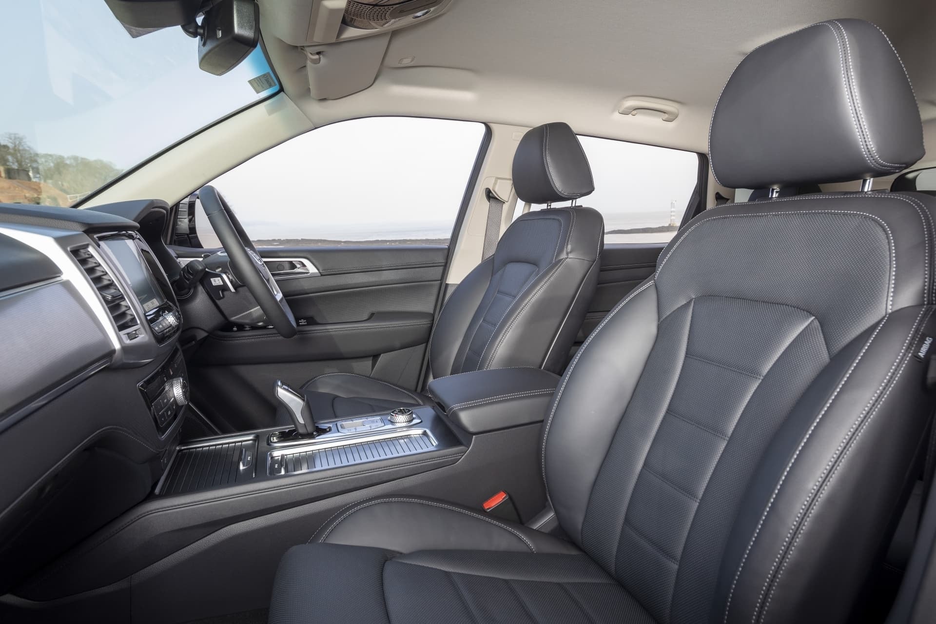 Asientos delanteros del Rexton que realzan ergonomía y confort.